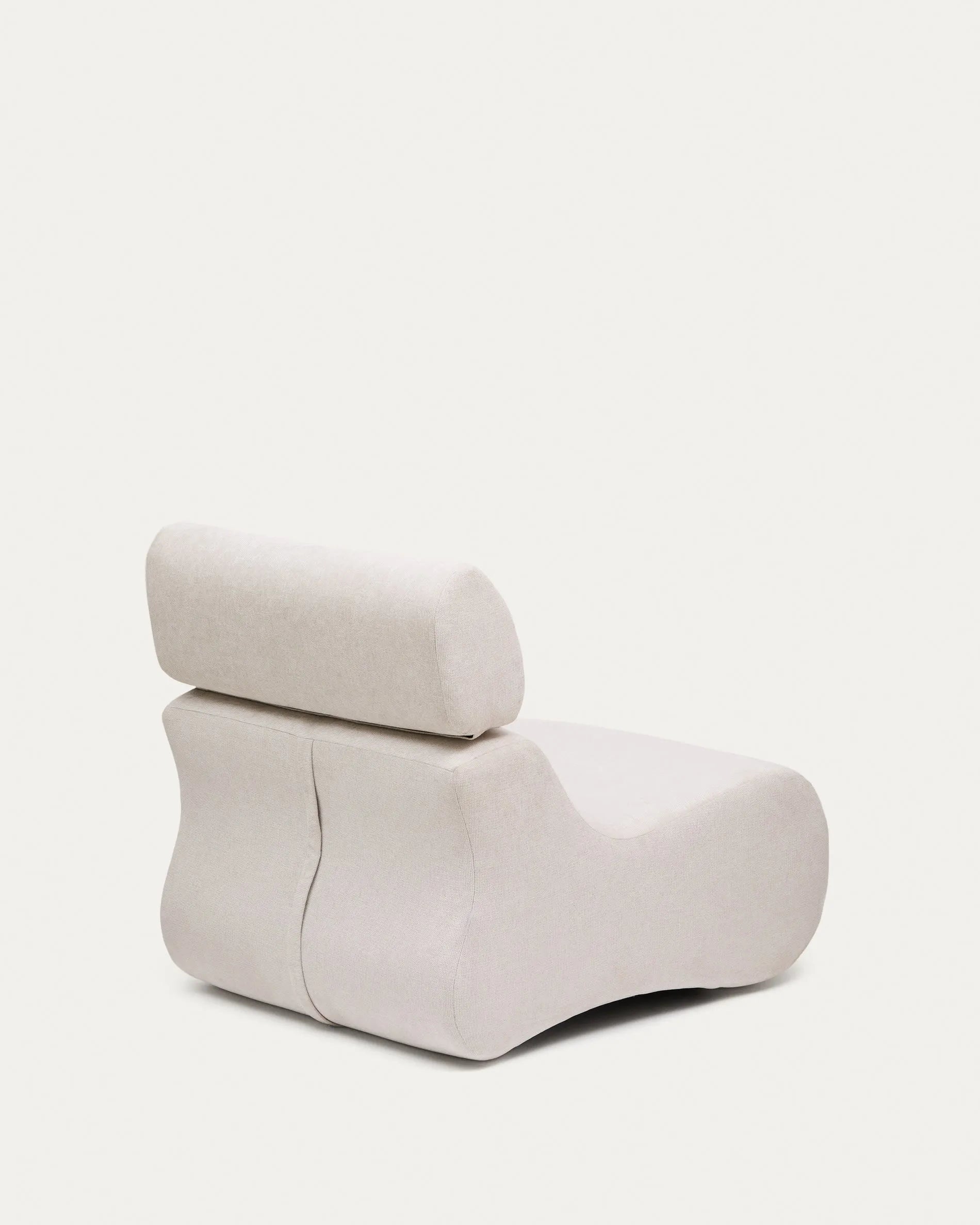 Eleganter Sessel in perlmuttfarbener Chenille, bietet Komfort und Stil mit klappbarer Kopfstütze und robuster Holzstruktur.