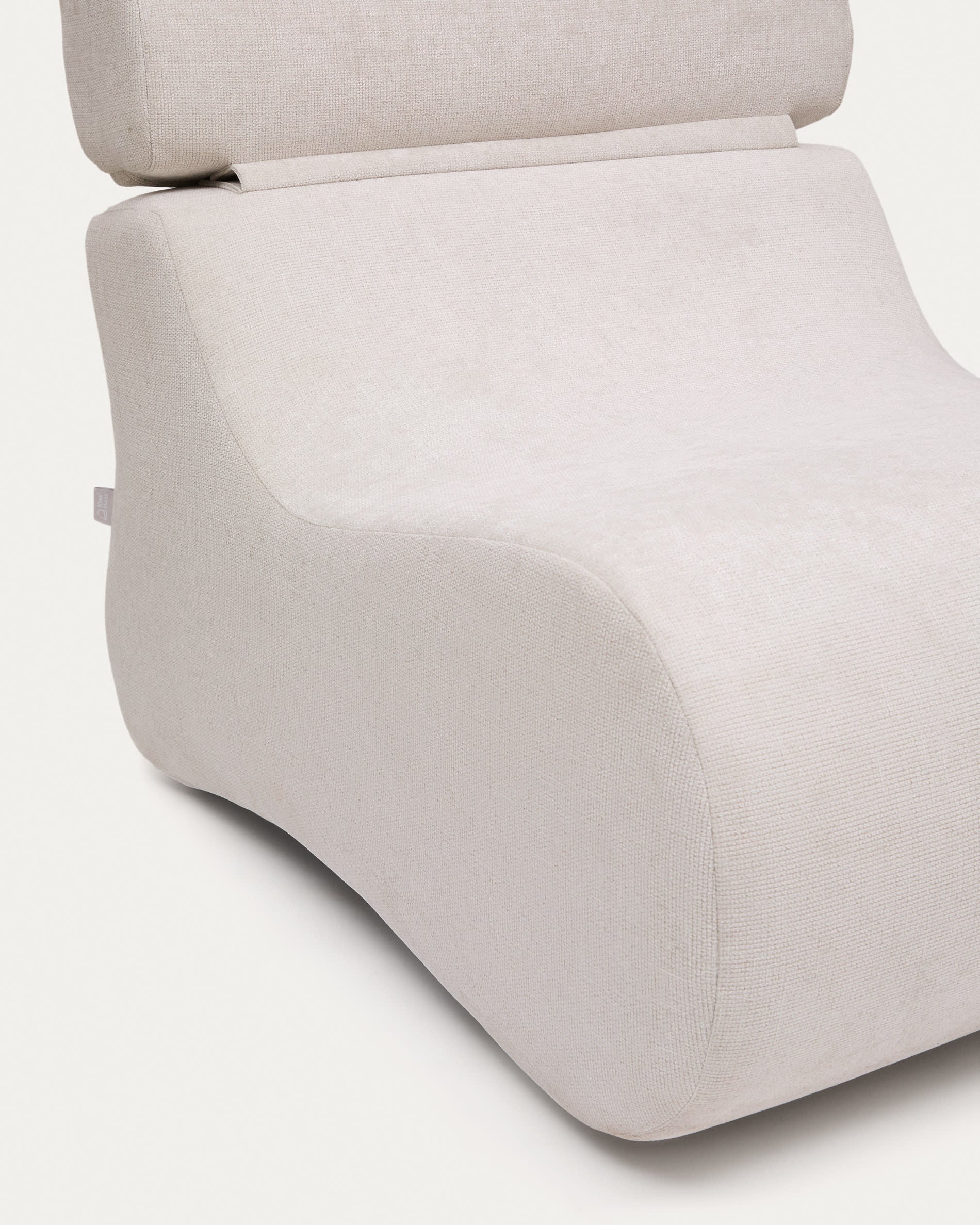 Stilvoller Sessel aus perlmuttfarbener Chenille von Kave Home, perfekt für elegante und gemütliche Wohnbereiche.