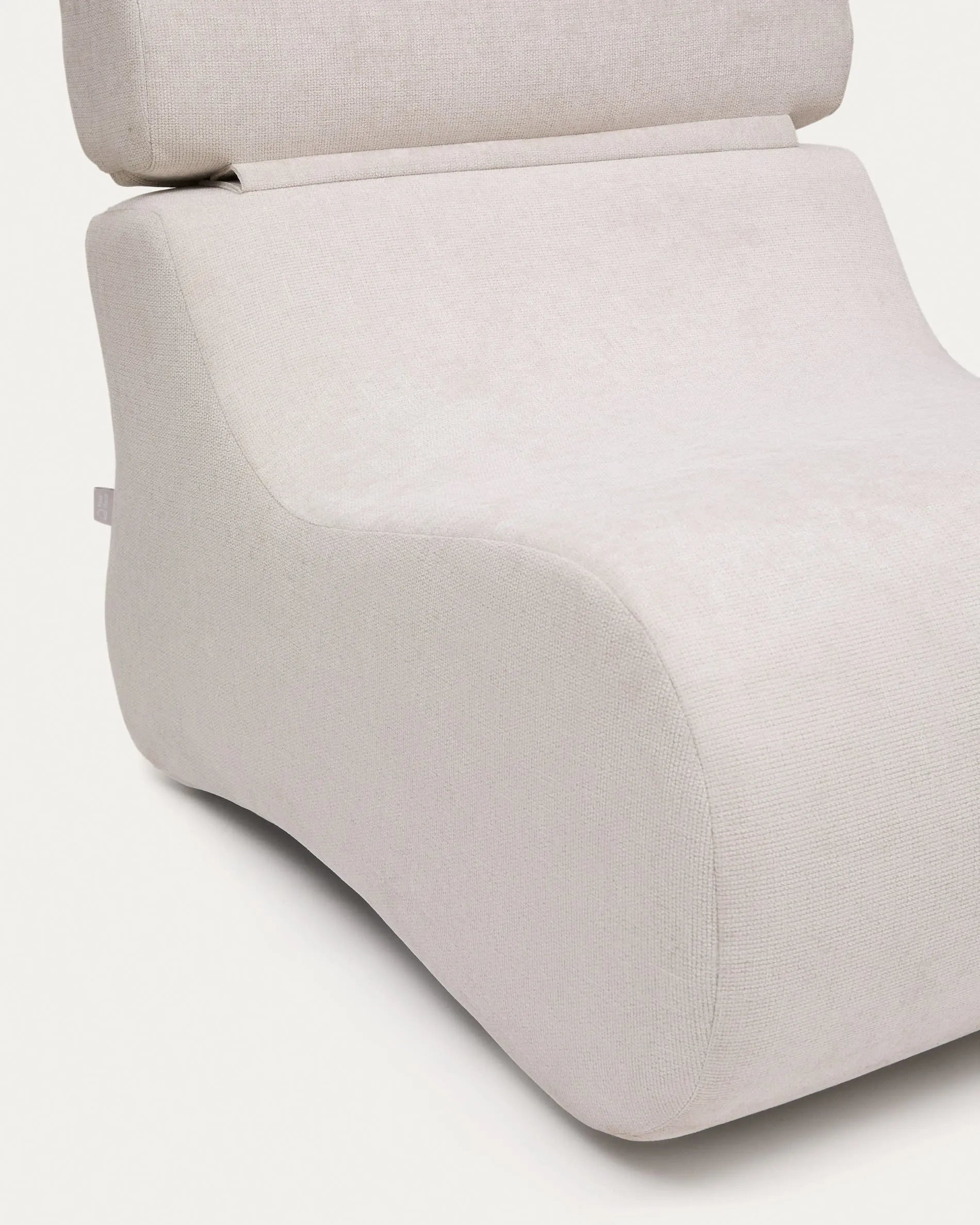 Eleganter Sessel in perlmuttfarbener Chenille, bietet Komfort und Stil mit klappbarer Kopfstütze und robuster Holzstruktur.