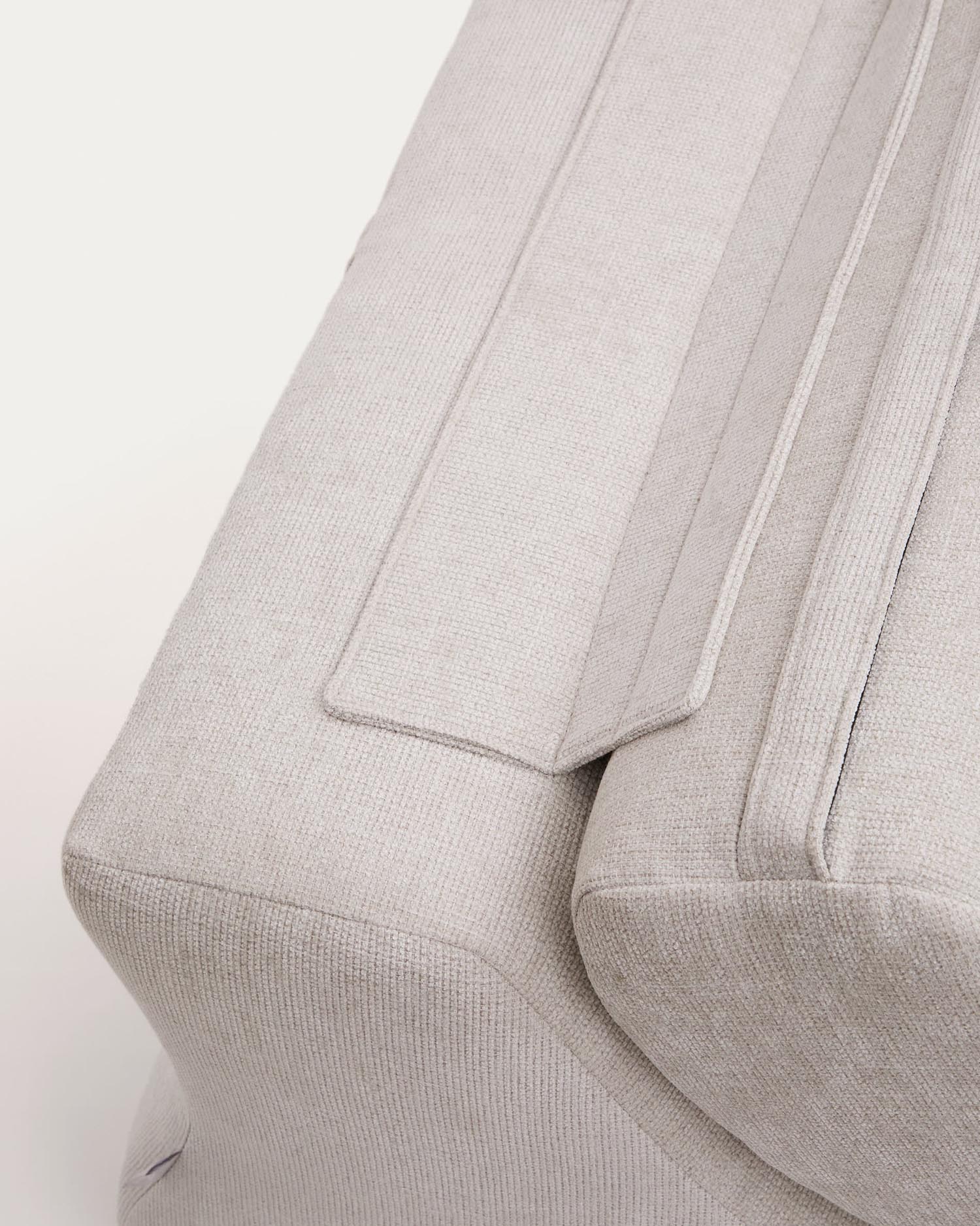 Stilvoller Sessel aus perlmuttfarbener Chenille von Kave Home, perfekt für elegante und gemütliche Wohnbereiche.