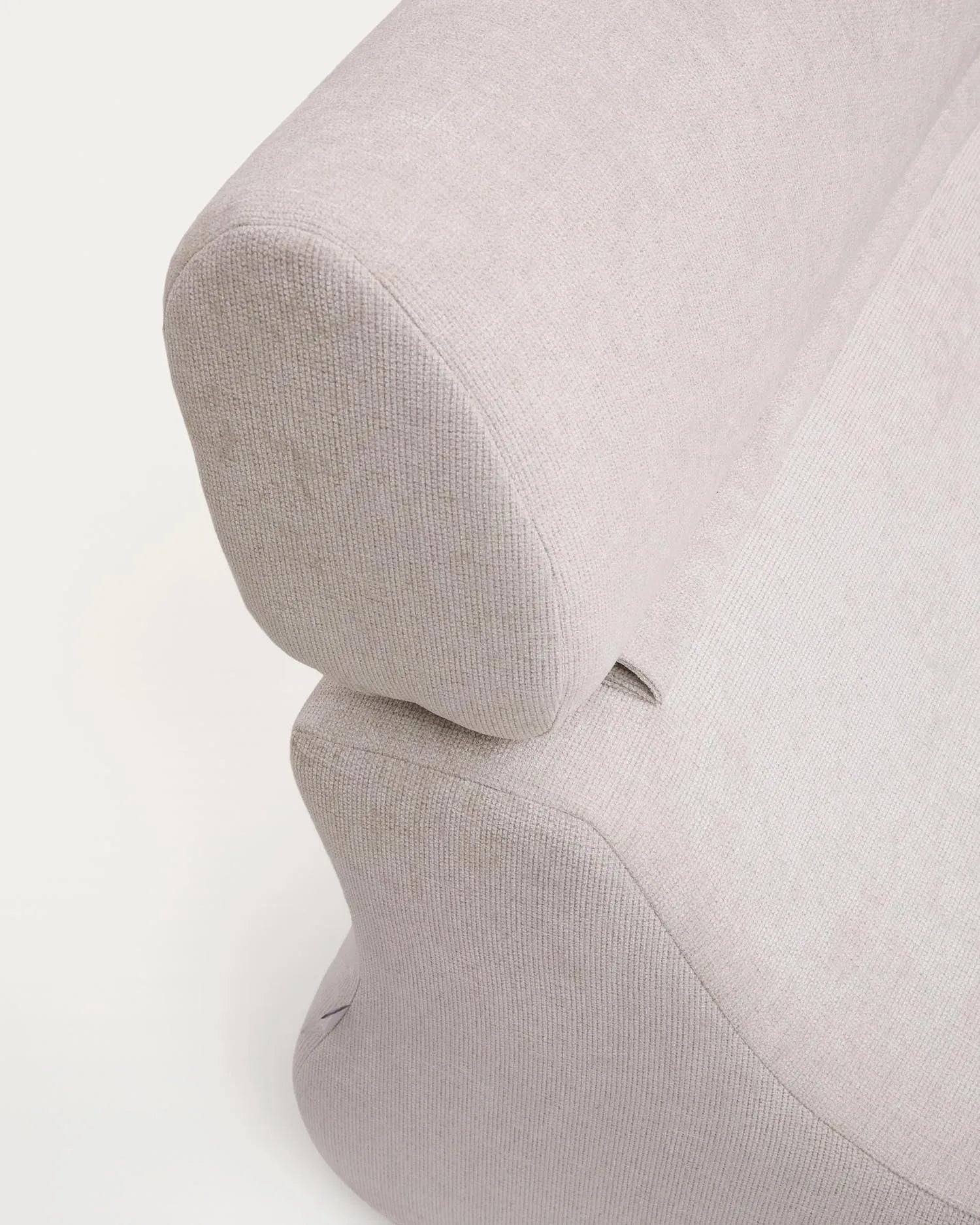 Eleganter Sessel in perlmuttfarbener Chenille, bietet Komfort und Stil mit klappbarer Kopfstütze und robuster Holzstruktur.