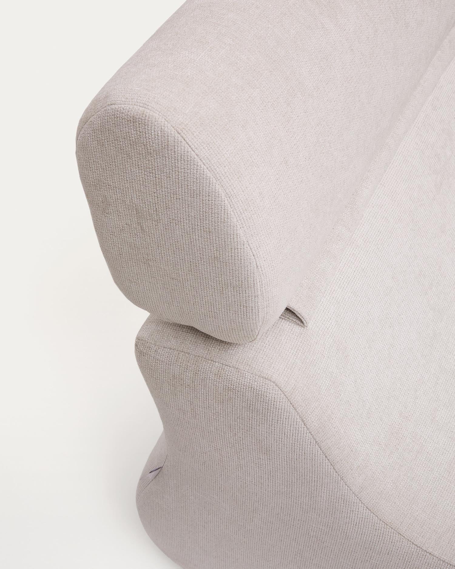 Eleganter Club-Sessel aus perlmuttfarbener Chenille von Kave Home, ideal für stilvolle und komfortable Wohnräume.