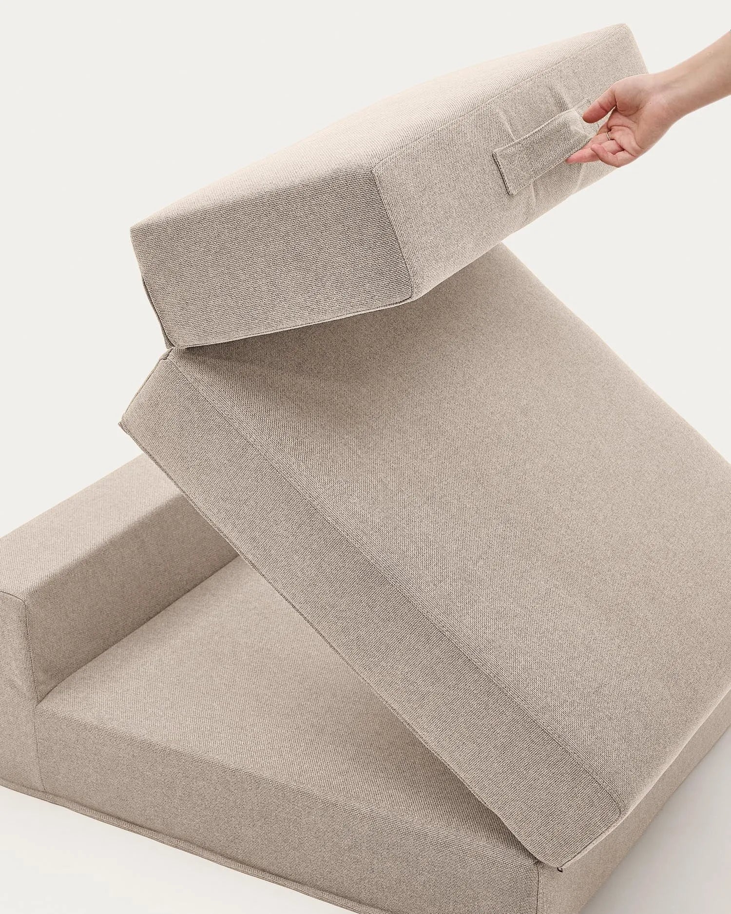 Eleganter Pouf in Beige: Verwandelt sich mühelos von Sitzmöbel zu Bett. Ideal für kleine Räume und stilvolle Flexibilität.