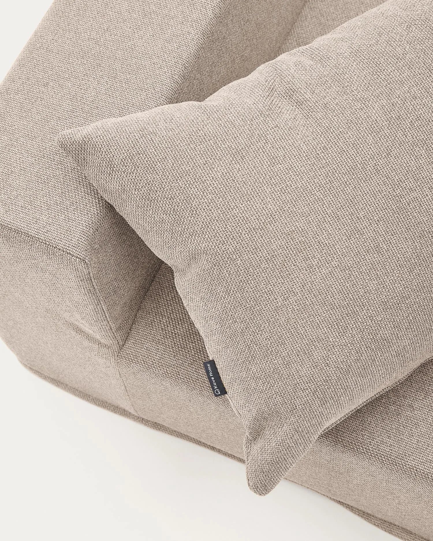 Eleganter Pouf in Beige: Verwandelt sich mühelos von Sitzmöbel zu Bett. Ideal für kleine Räume und stilvolle Flexibilität.