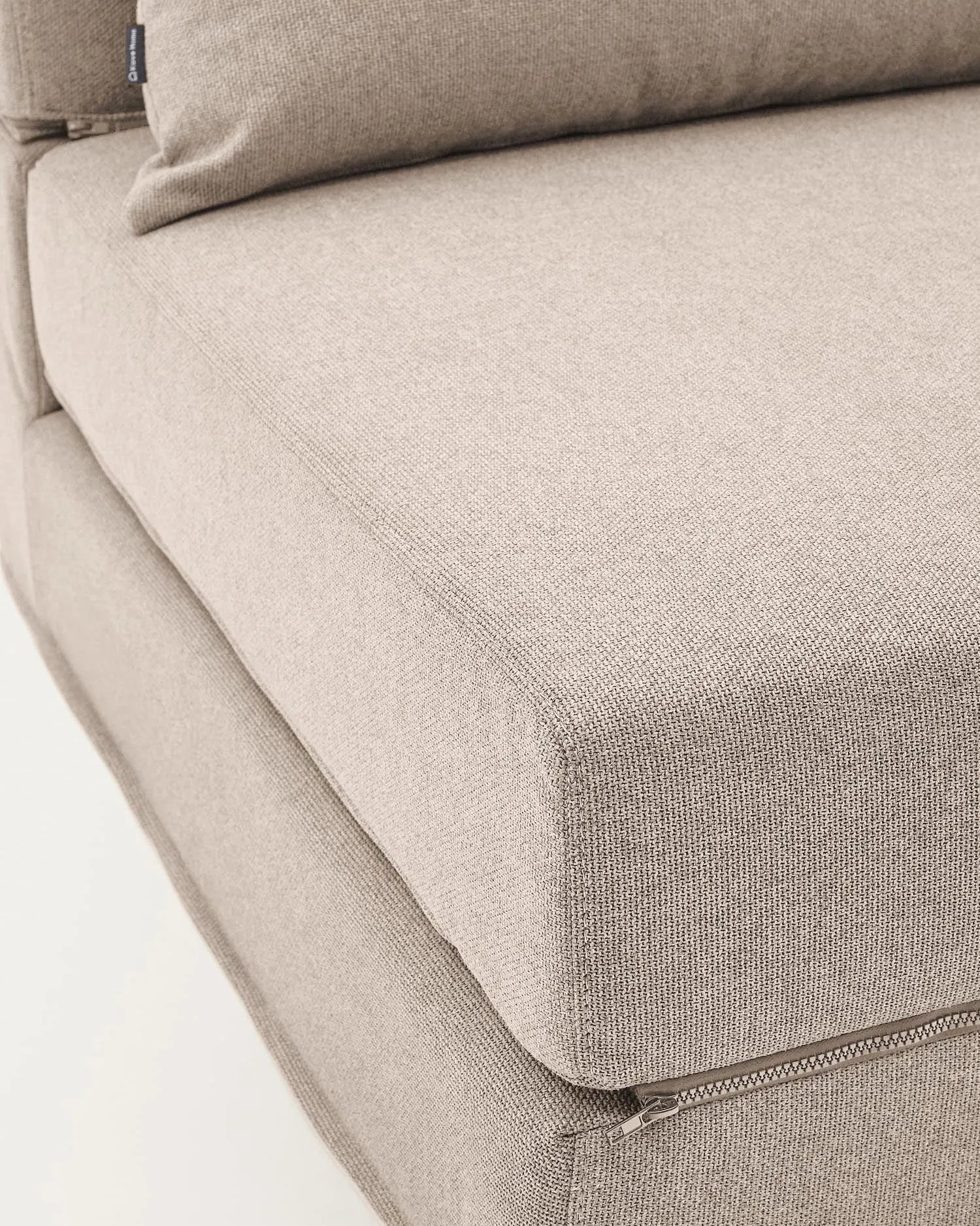Eleganter Pouf in Beige: Verwandelt sich mühelos von Sitzmöbel zu Bett. Ideal für kleine Räume und stilvolle Flexibilität.