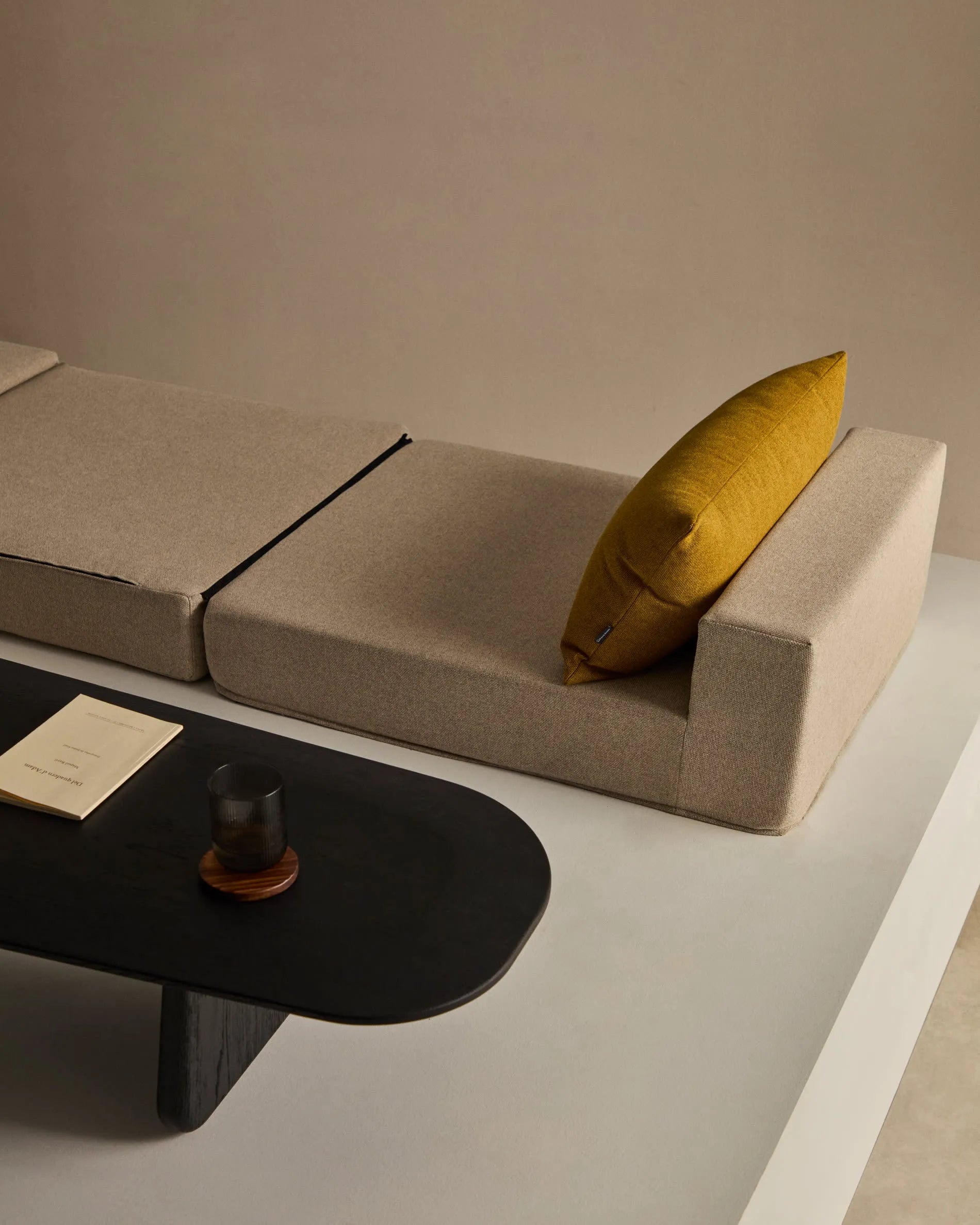 Eleganter Pouf in Beige: Verwandelt sich mühelos von Sitzmöbel zu Bett. Ideal für kleine Räume und stilvolle Flexibilität.