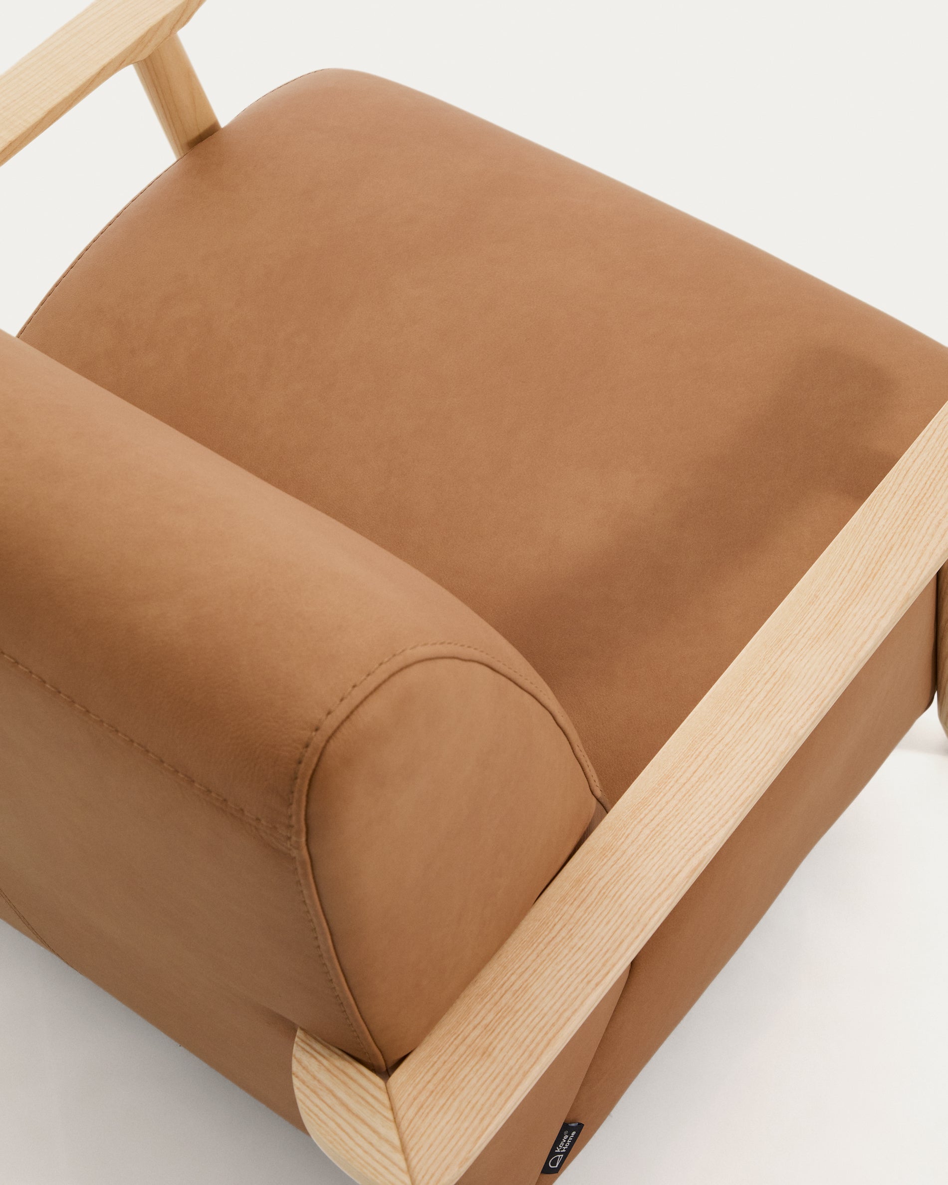 Sessel Meghan in braunem Leder mit massivem Eschenholz mit naturfarbenem Finish, FSC Mix Credit in Braun präsentiert im Onlineshop von KAQTU Design AG. Sessel mit Armlehnen ist von Kave Home