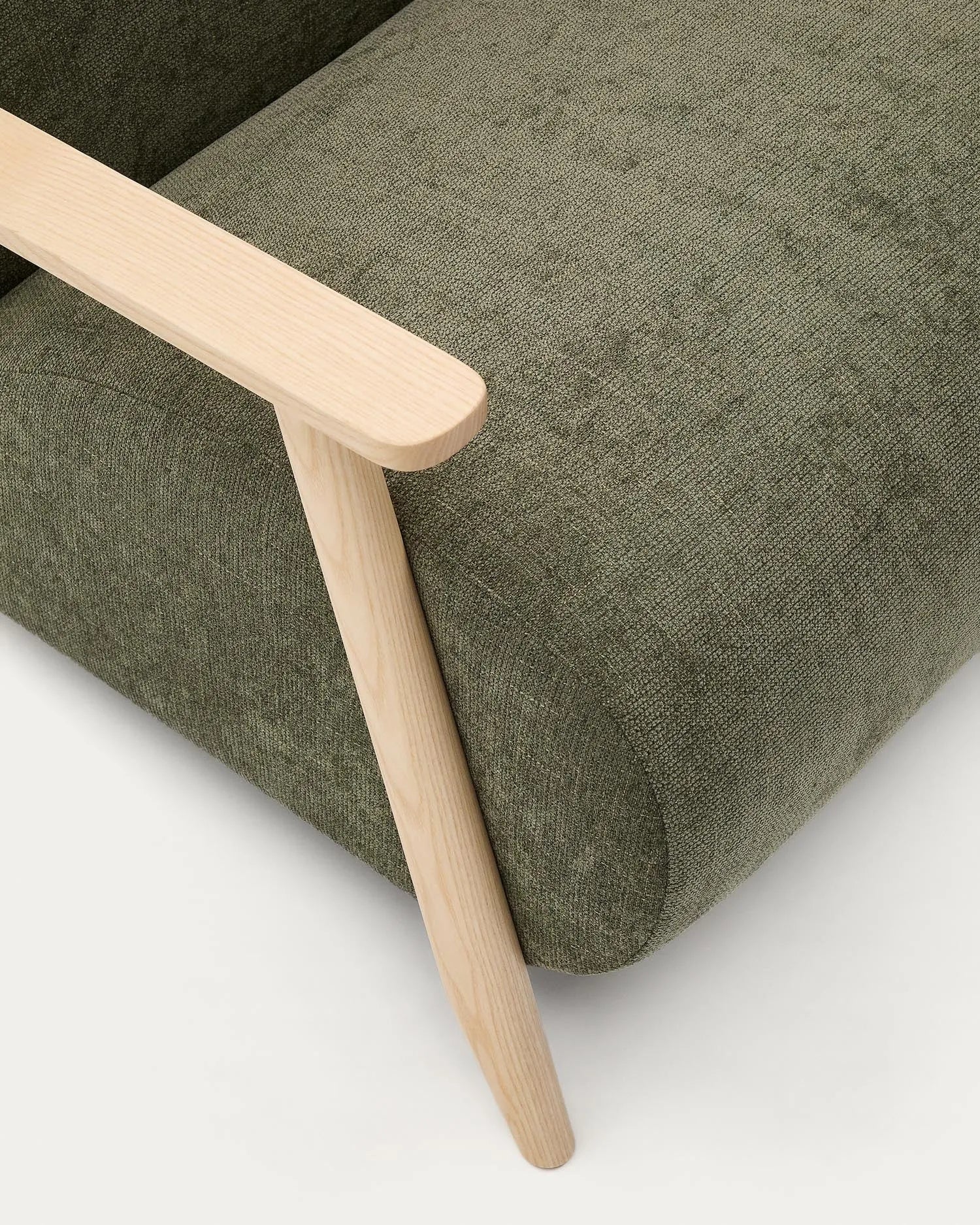 Eleganter Sessel aus grünem Chenille und Eschenholz, FSC-zertifiziert, bietet Komfort und Stil für jeden Raum.