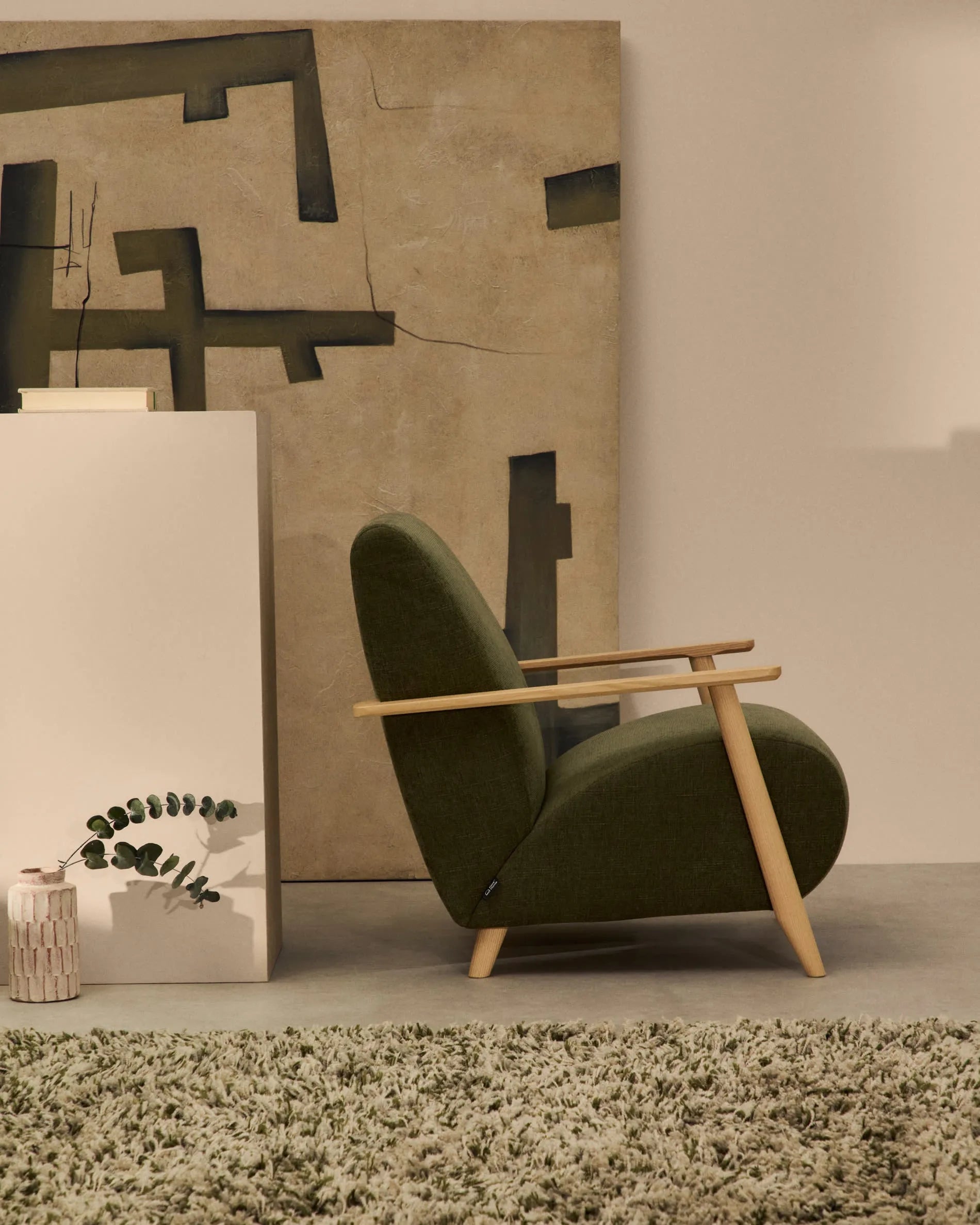 Eleganter Sessel aus grünem Chenille und Eschenholz, FSC-zertifiziert, bietet Komfort und Stil für jeden Raum.
