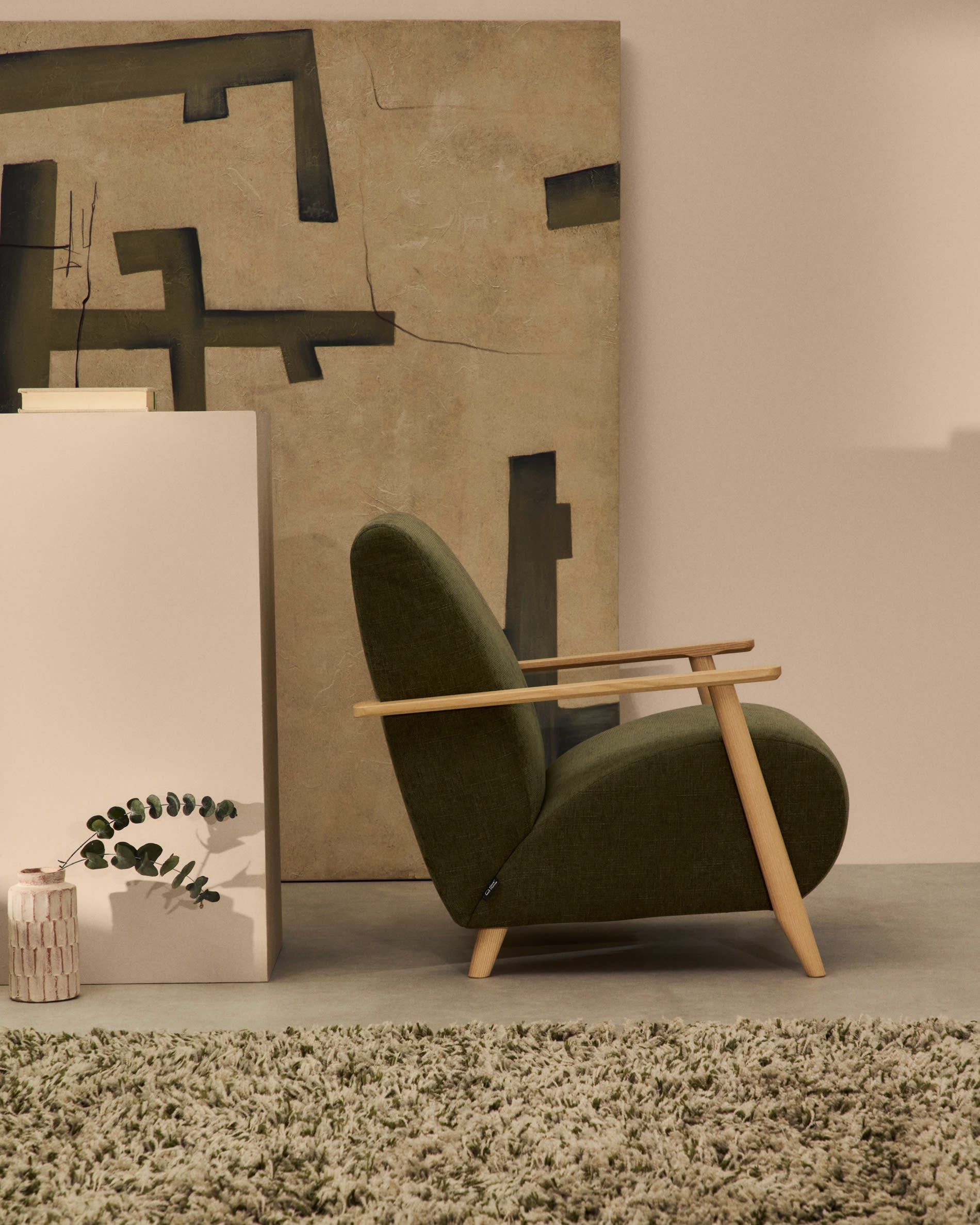 Eleganter Sessel Meghan aus grünem Chenille, Eschenholz mit natürlichem Finish, FSC-zertifiziert, von Kave Home.