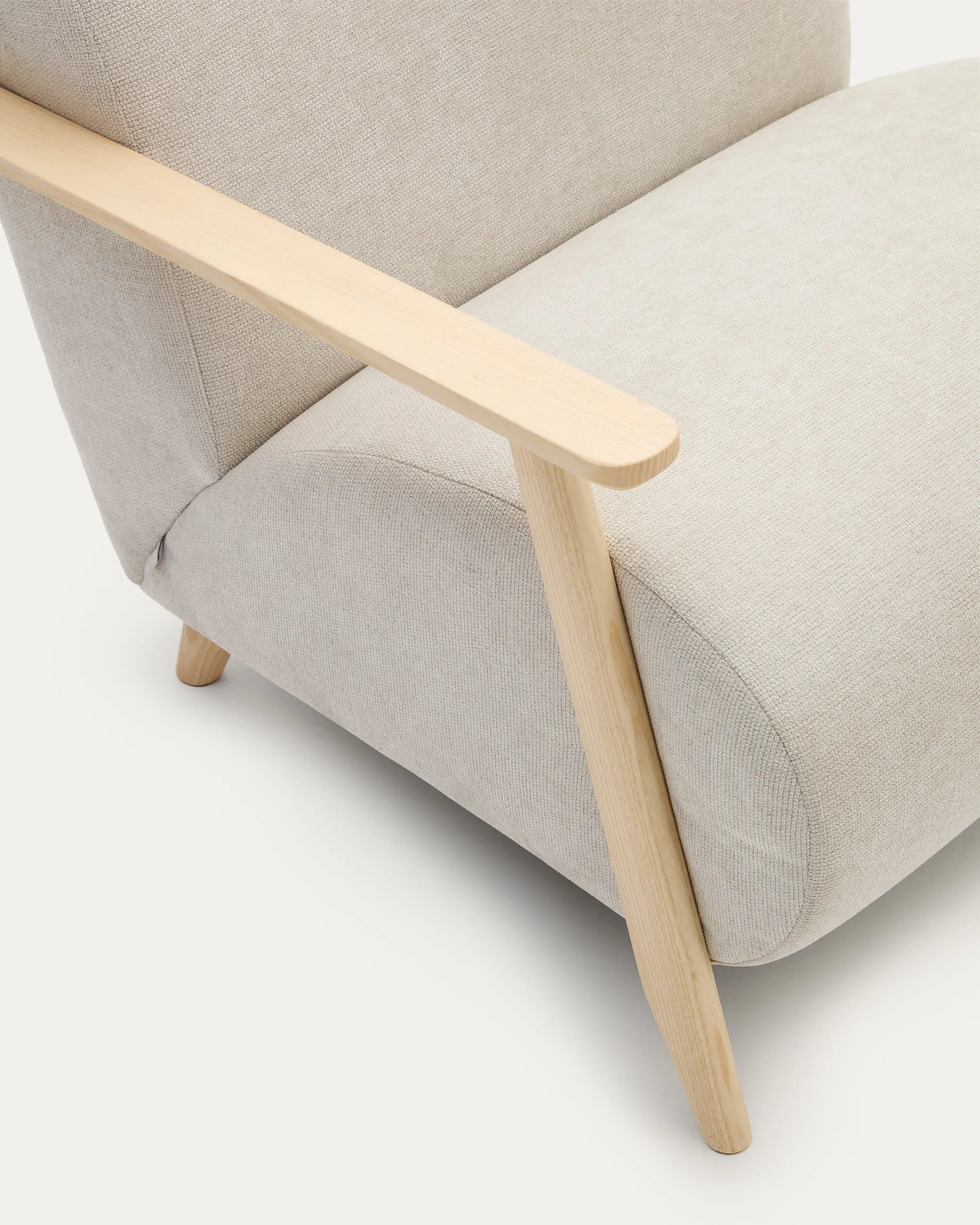 Eleganter Sessel aus Perlen-Chenille und Eschenholz, vereint Komfort und Stil, ideal für modernes Wohnen.