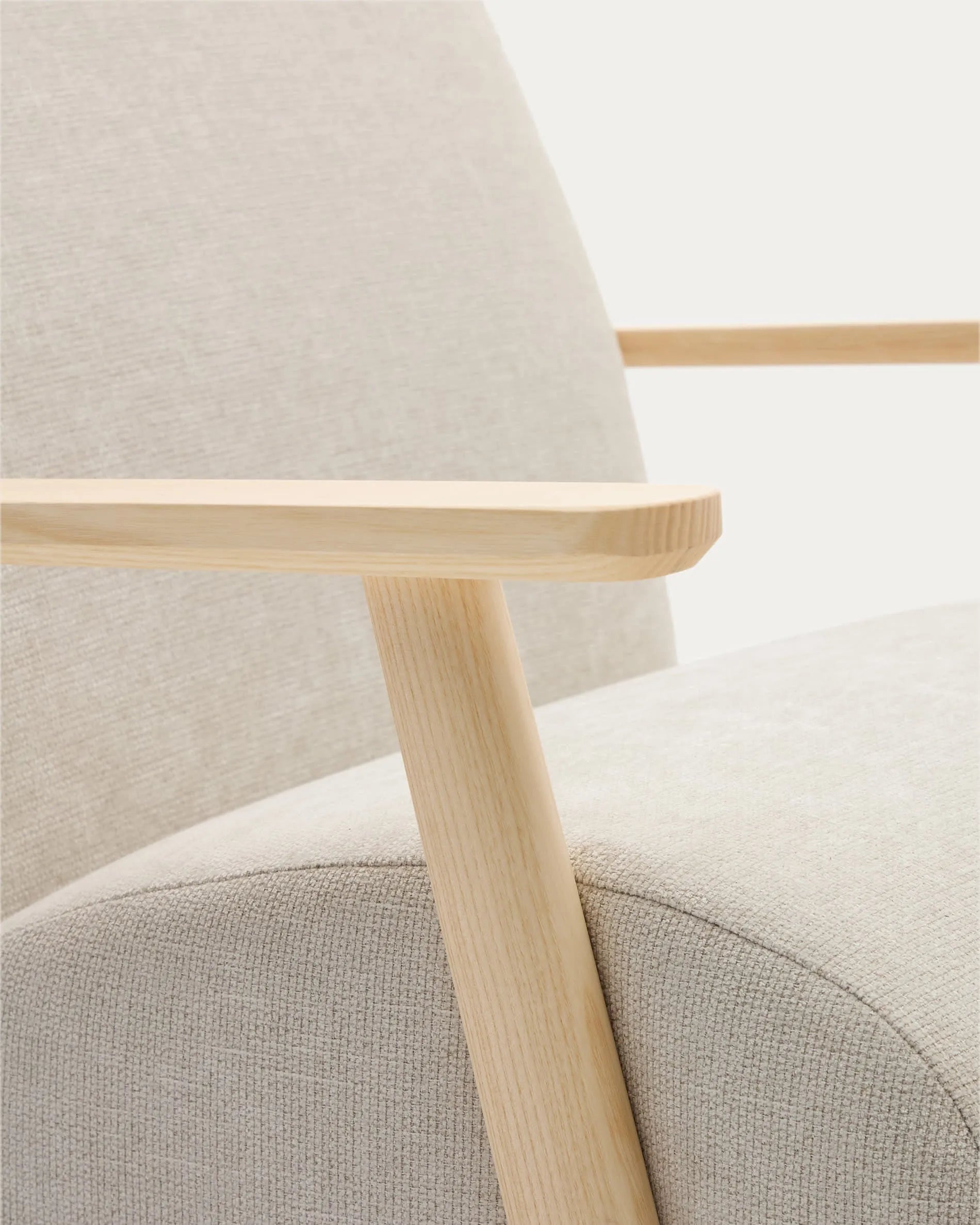 Eleganter Sessel aus Perlen-Chenille und Eschenholz, vereint Komfort und Stil, ideal für modernes Wohnen.