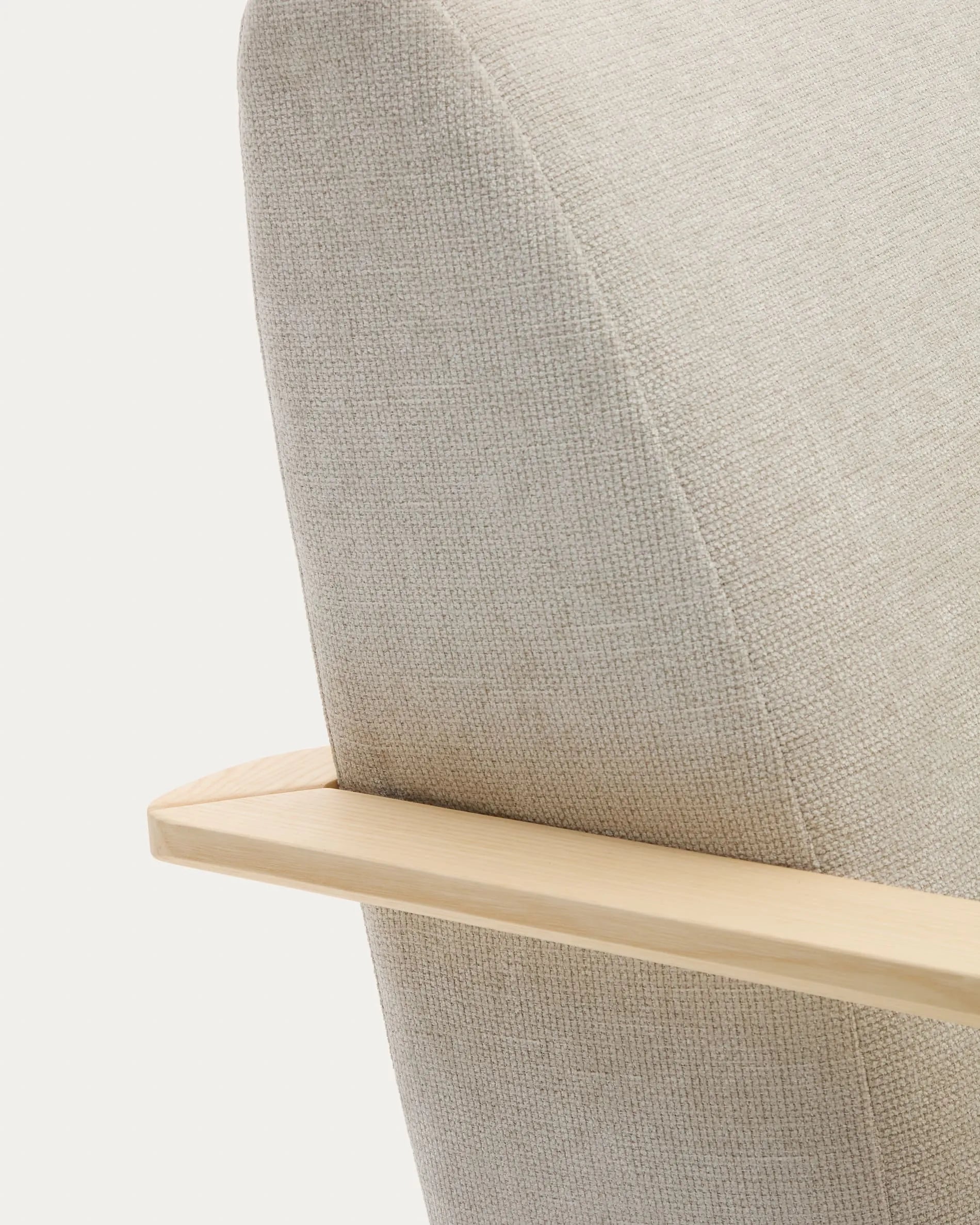Eleganter Sessel aus Perlen-Chenille und Eschenholz, vereint Komfort und Stil, ideal für modernes Wohnen.