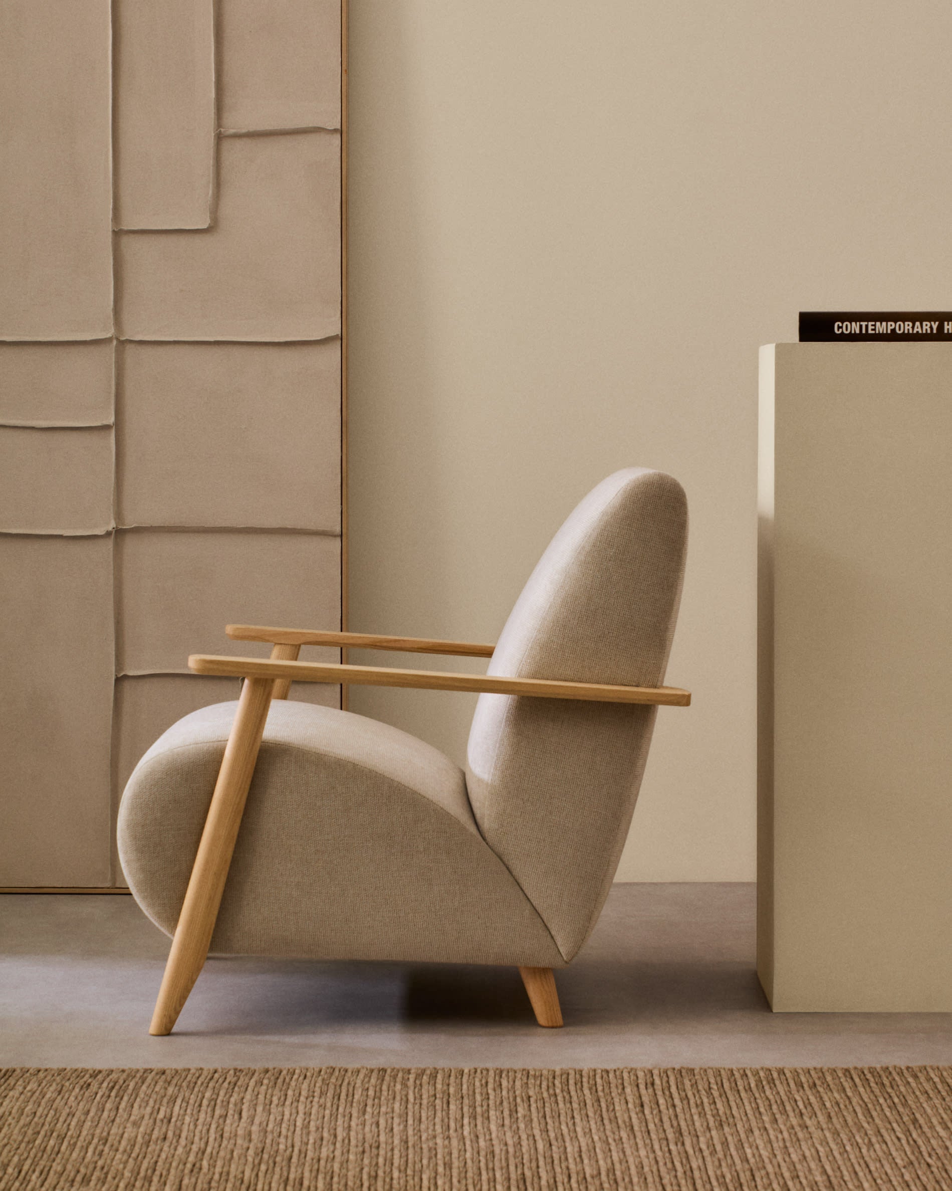 Eleganter Sessel Meghan aus Perlen-Chenille und FSC-zertifiziertem Eschenholz, natürliches Finish, stilvoll und nachhaltig.