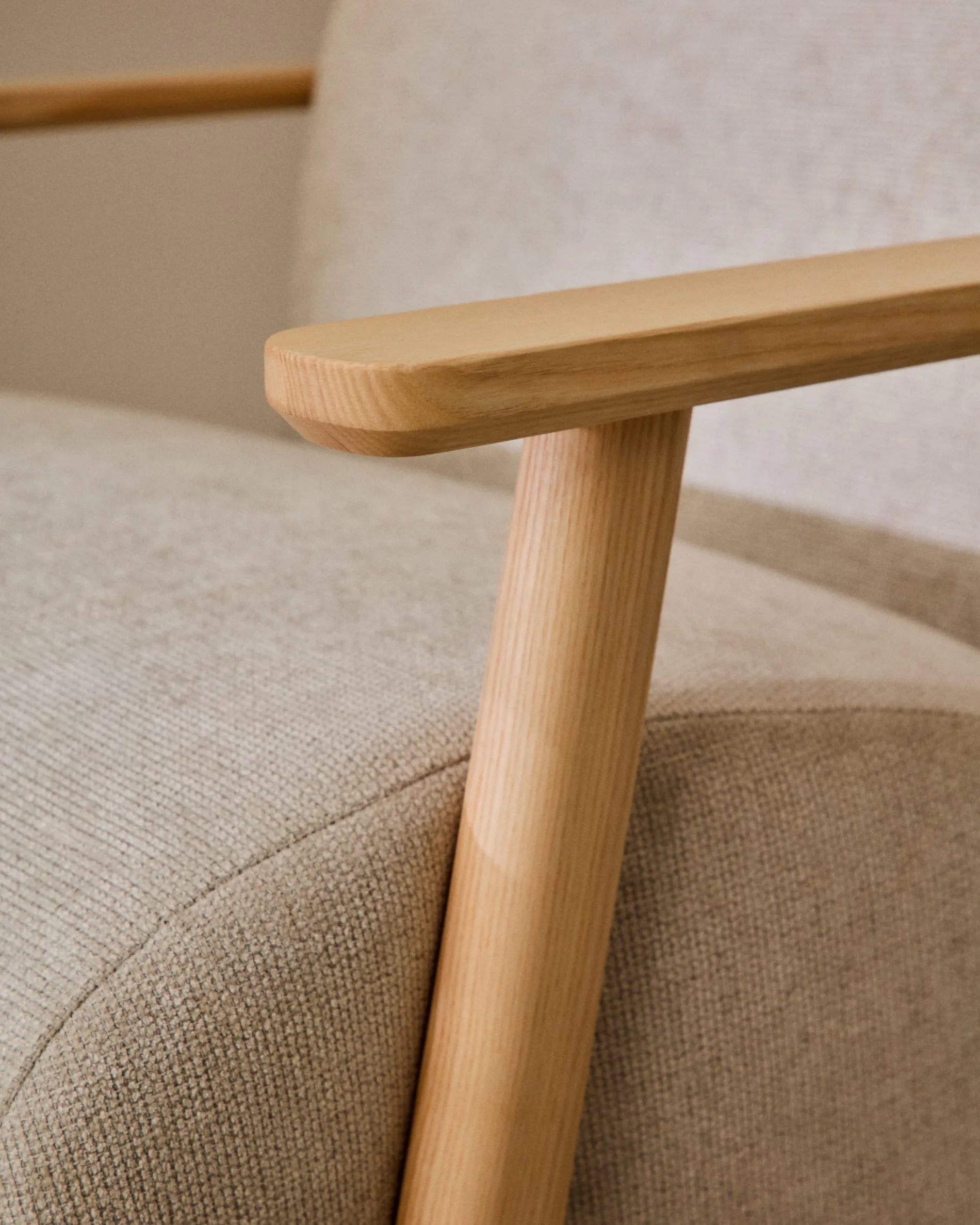 Eleganter Sessel aus Perlen-Chenille und Eschenholz, vereint Komfort und Stil, ideal für modernes Wohnen.