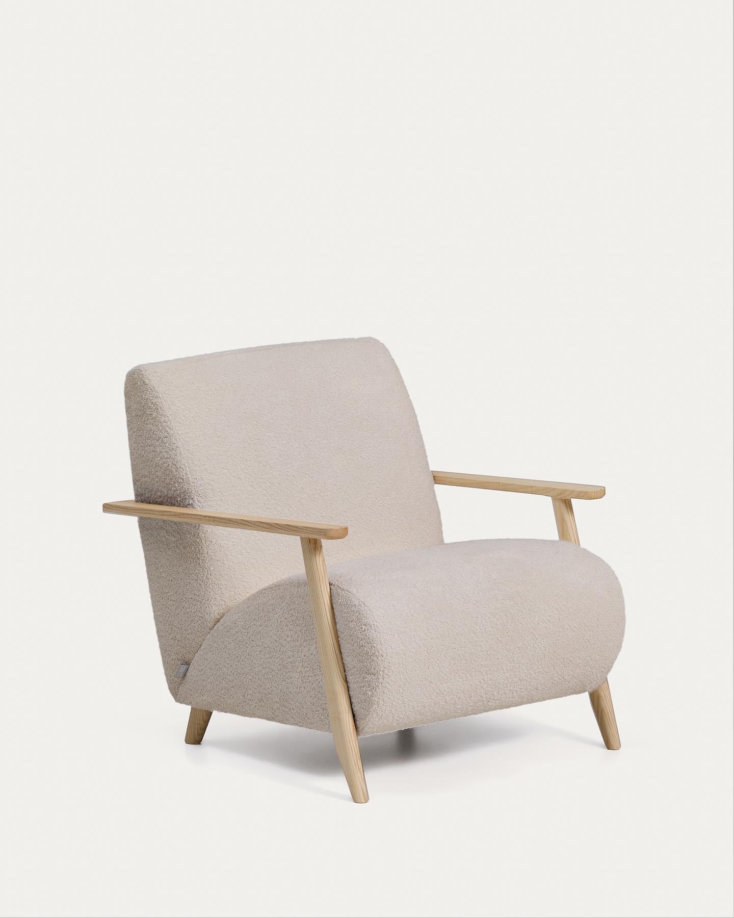 Sessel Meghan in beigem, schwer entflammbarem Lammfellimitat mit massivem Eschenholz mit naturfarbenem Finish, FSC Mix Credit in Beige präsentiert im Onlineshop von KAQTU Design AG. Sessel ist von Kave Home