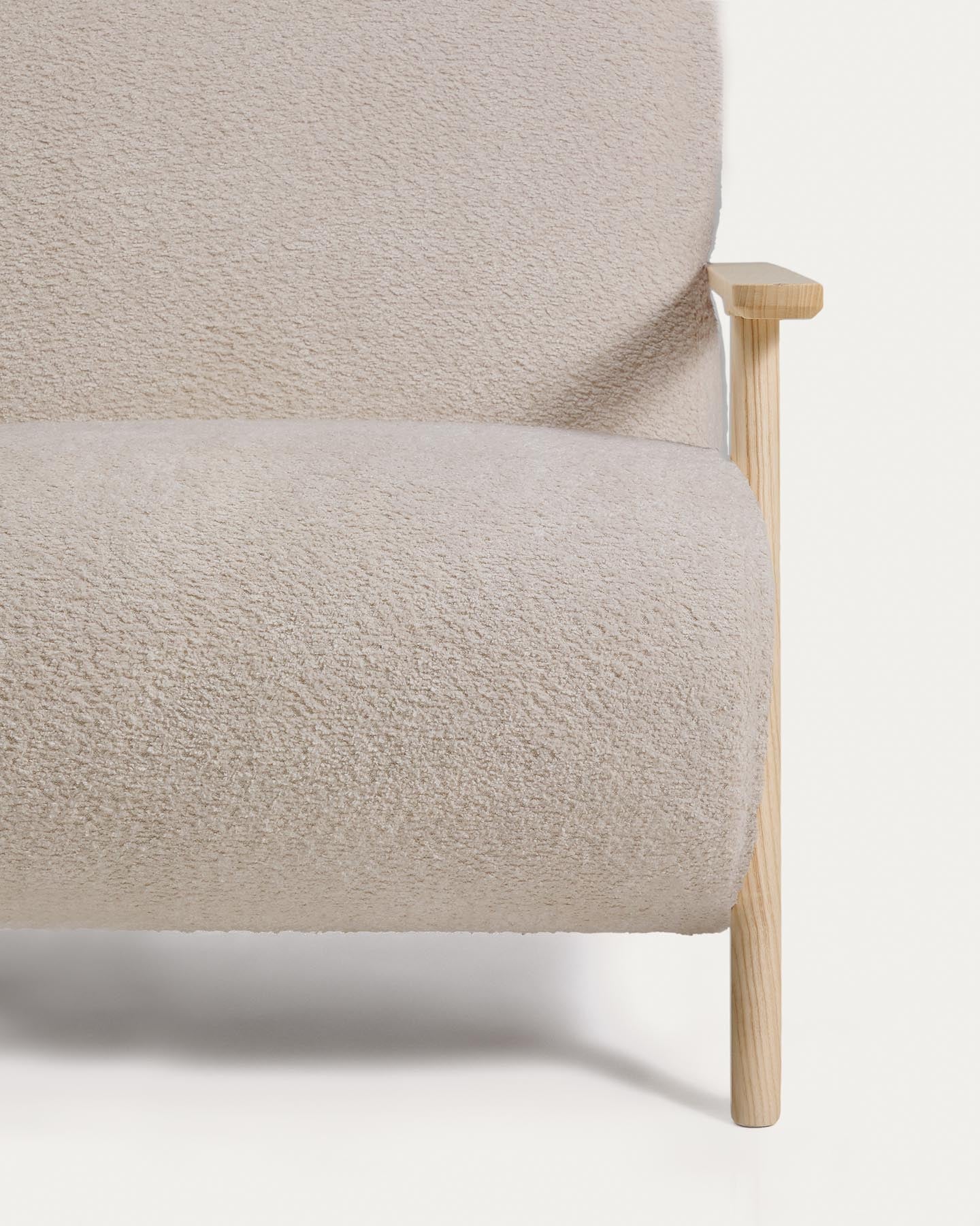 Sessel Meghan in beigem, schwer entflammbarem Lammfellimitat mit massivem Eschenholz mit naturfarbenem Finish, FSC Mix Credit in Beige präsentiert im Onlineshop von KAQTU Design AG. Sessel ist von Kave Home