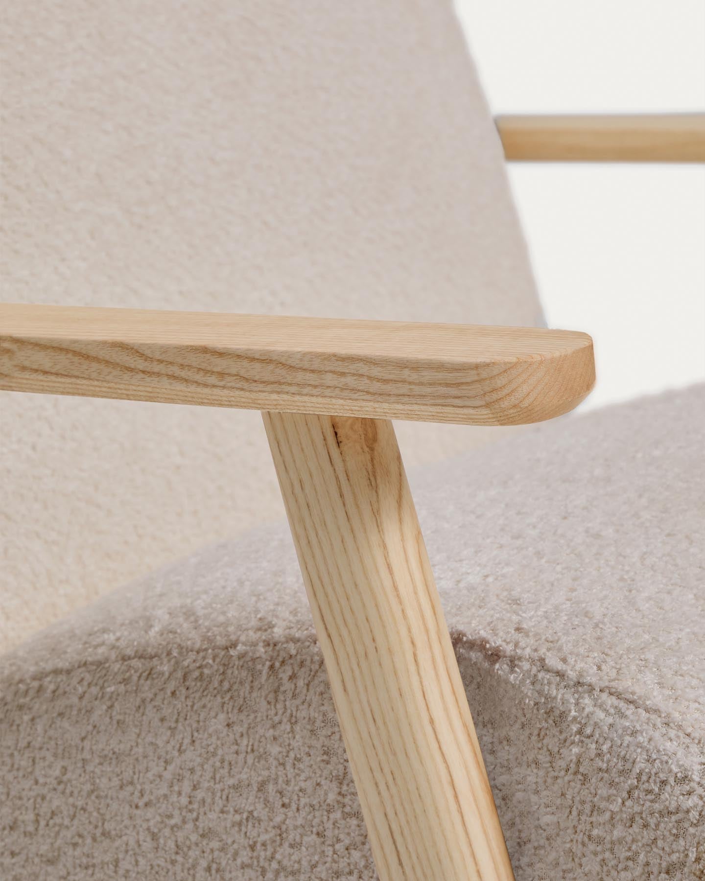 Sessel Meghan in beigem, schwer entflammbarem Lammfellimitat mit massivem Eschenholz mit naturfarbenem Finish, FSC Mix Credit in Beige präsentiert im Onlineshop von KAQTU Design AG. Sessel ist von Kave Home
