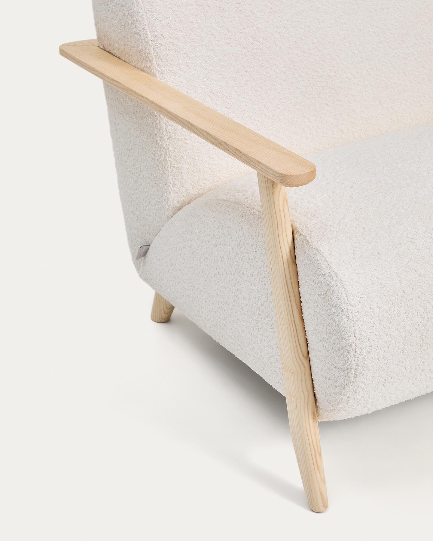 Sessel Meghan in ecrufarbenem, schwer entflammbarem Lammfellimitat mit massivem Eschenholz mit naturfarbenem Finish, FSC Mix Credit in Ecru präsentiert im Onlineshop von KAQTU Design AG. Sessel ist von Kave Home