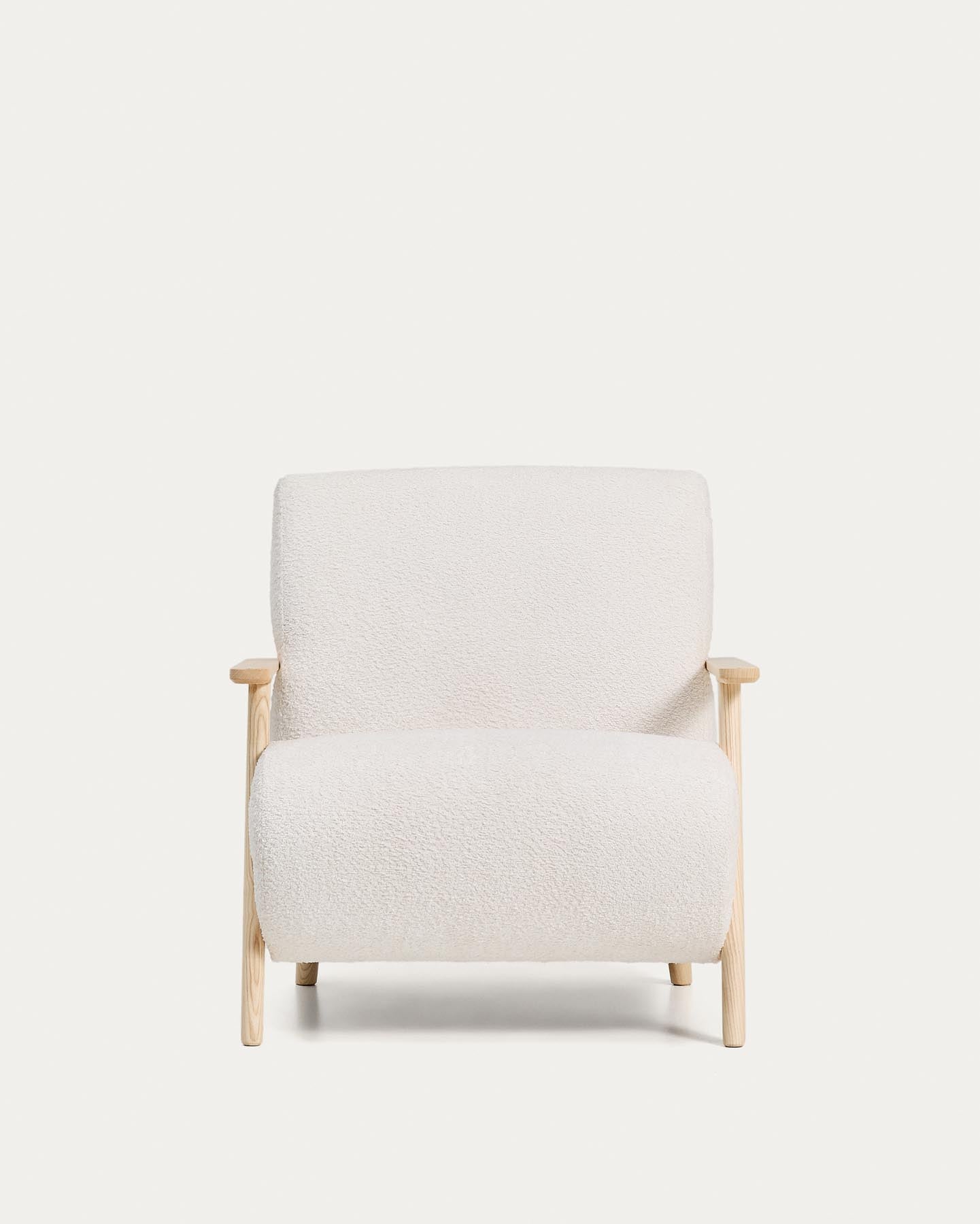 Sessel Meghan in ecrufarbenem, schwer entflammbarem Lammfellimitat mit massivem Eschenholz mit naturfarbenem Finish, FSC Mix Credit in Ecru präsentiert im Onlineshop von KAQTU Design AG. Sessel ist von Kave Home