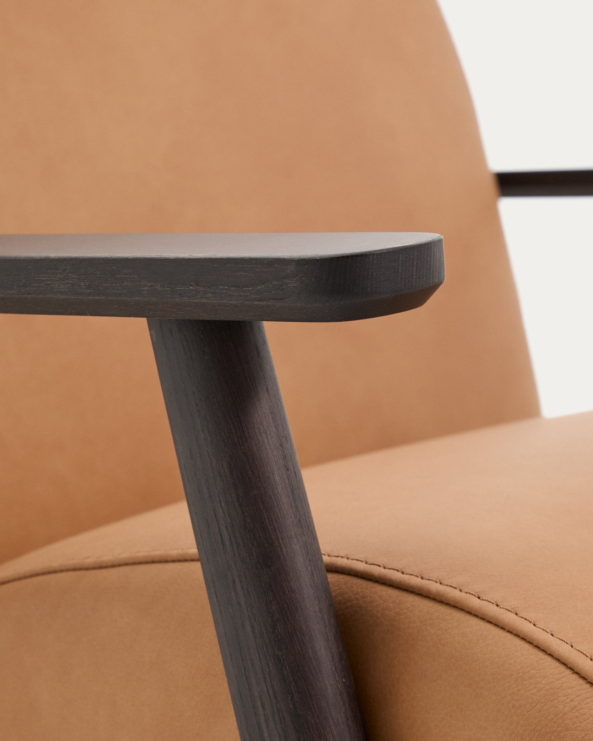 Sessel Meghan in braunem Leder mit massivem Eschenholz mit wengefarbenem Finish, FSC Mix Credit in Braun präsentiert im Onlineshop von KAQTU Design AG. Sessel mit Armlehnen ist von Kave Home