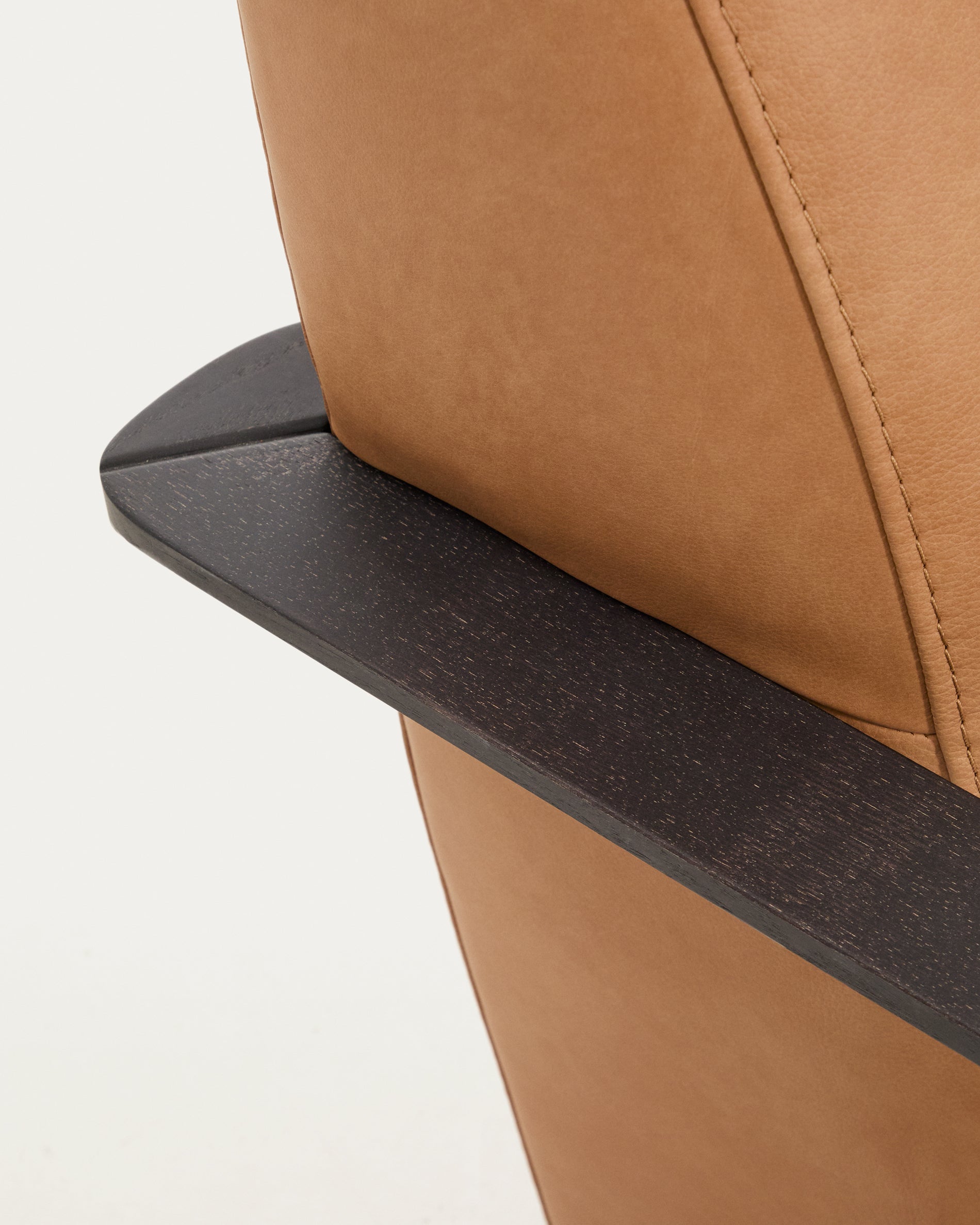 Sessel Meghan in braunem Leder mit massivem Eschenholz mit wengefarbenem Finish, FSC Mix Credit in Braun präsentiert im Onlineshop von KAQTU Design AG. Sessel mit Armlehnen ist von Kave Home