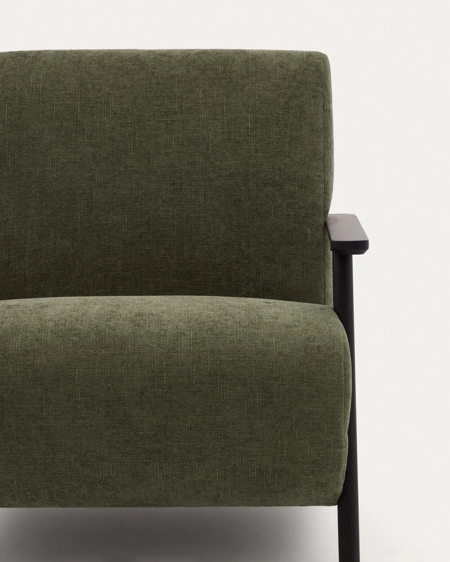 Eleganter Sessel aus grünem Chenille und Eschenholz mit Wenge-Finish, FSC-zertifiziert, für stilvollen Komfort.