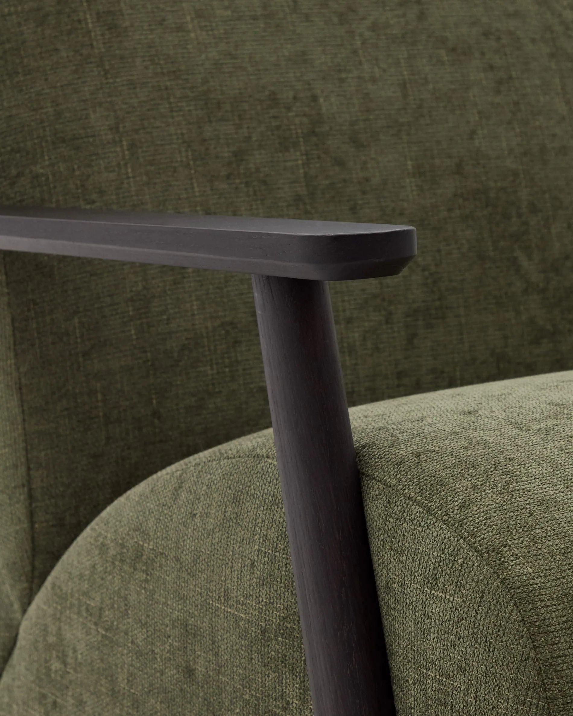 Eleganter Sessel aus grünem Chenille und Eschenholz mit Wenge-Finish, FSC-zertifiziert, für stilvollen Komfort.
