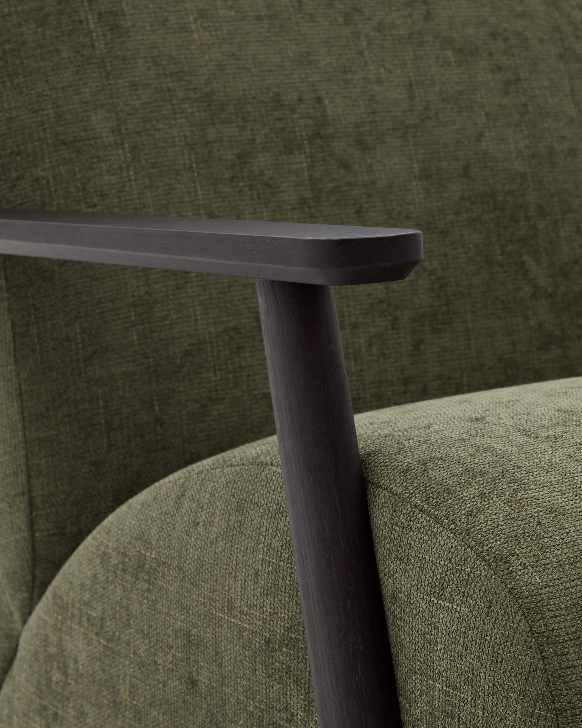 Sessel Meghan: Grünes Chenille, Eschenholz mit Wenge-Finish, FSC-zertifiziert, stilvoll, bequem, nachhaltiges Design.