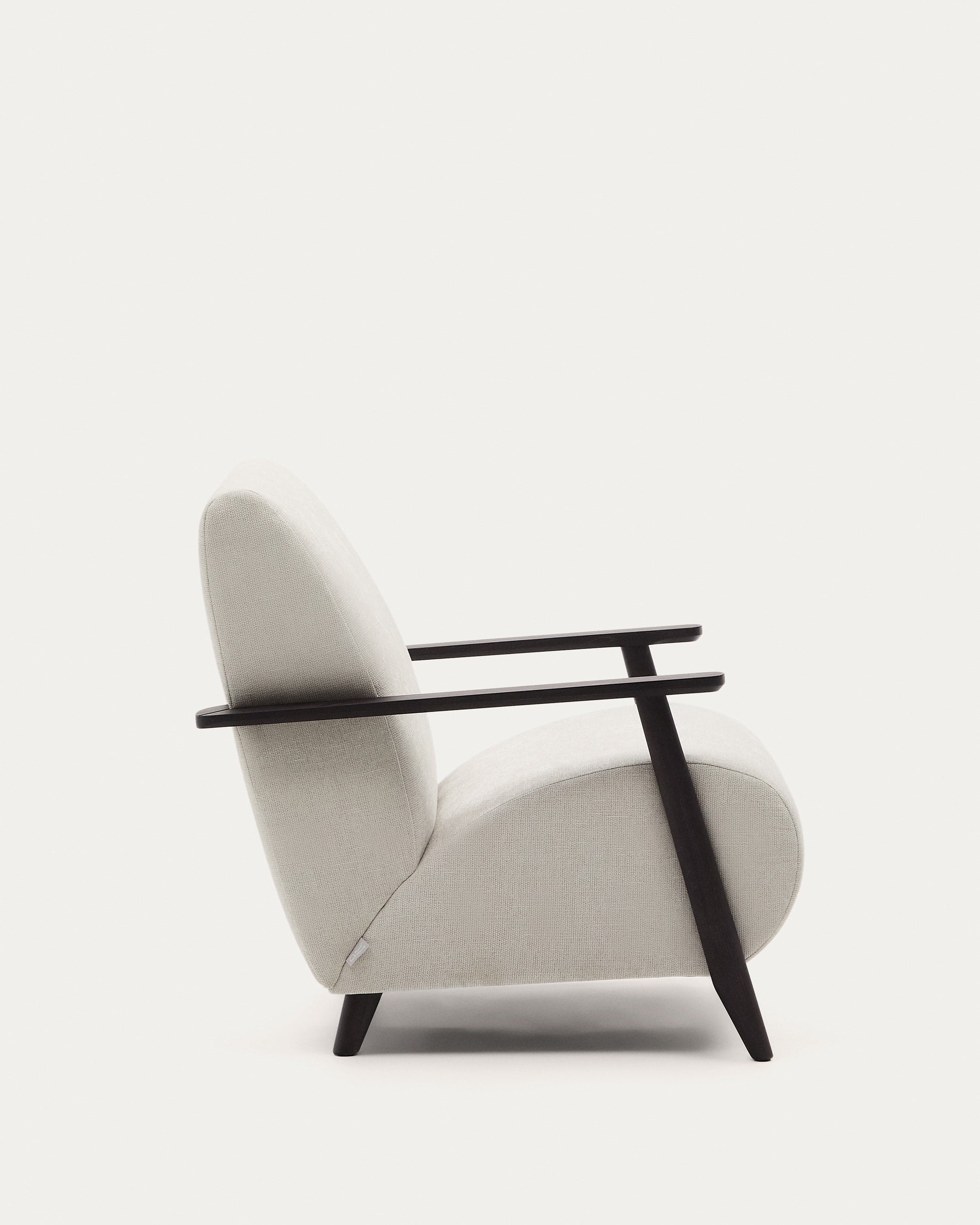 Eleganter Sessel Meghan aus perlfarbenem Chenille, massivem Eschenholz mit Wenge-Finish, FSC-zertifiziert von Kave Home.