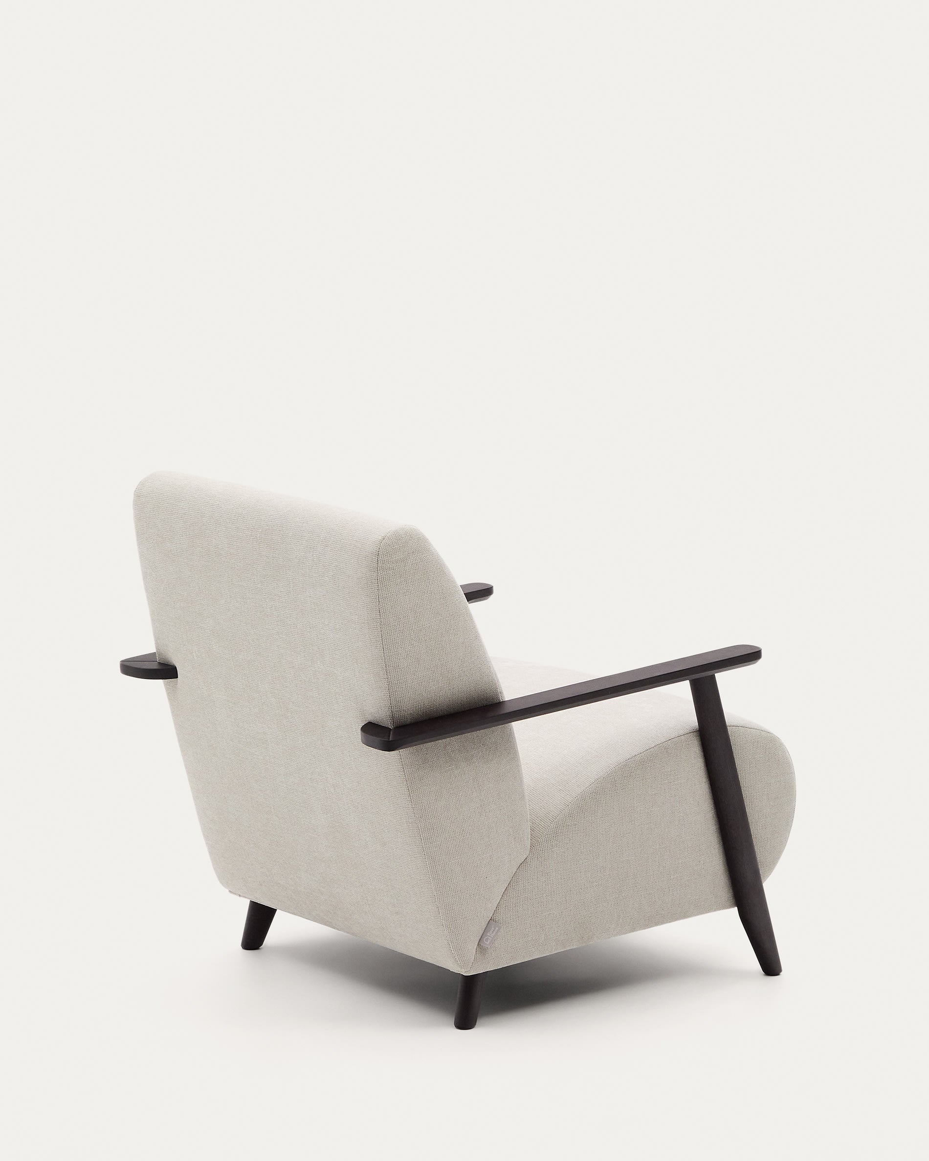 Sessel Meghan: Perlfarbenes Chenille, Eschenholz mit Wenge-Finish, FSC-zertifiziert, stilvoll und nachhaltig von Kave Home.