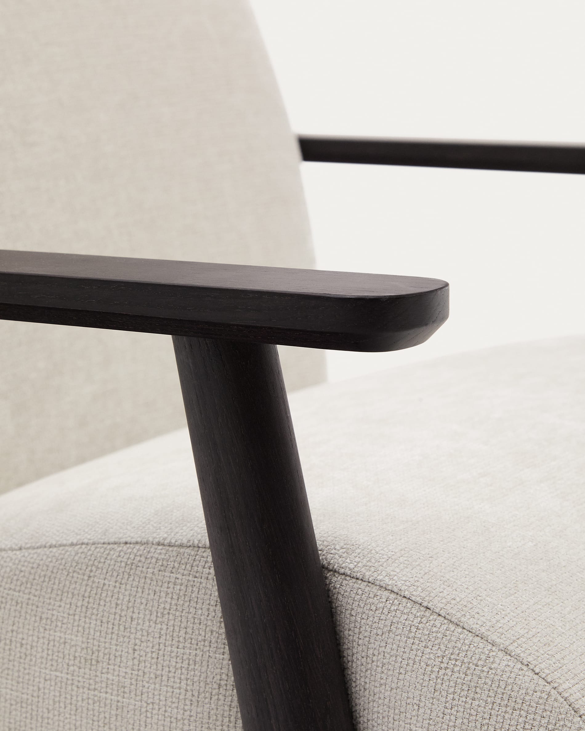 Eleganter Sessel Meghan: Perlfarbenes Chenille, FSC-zertifiziertes Eschenholz mit Wenge-Finish, stilvoll und umweltfreundlich.