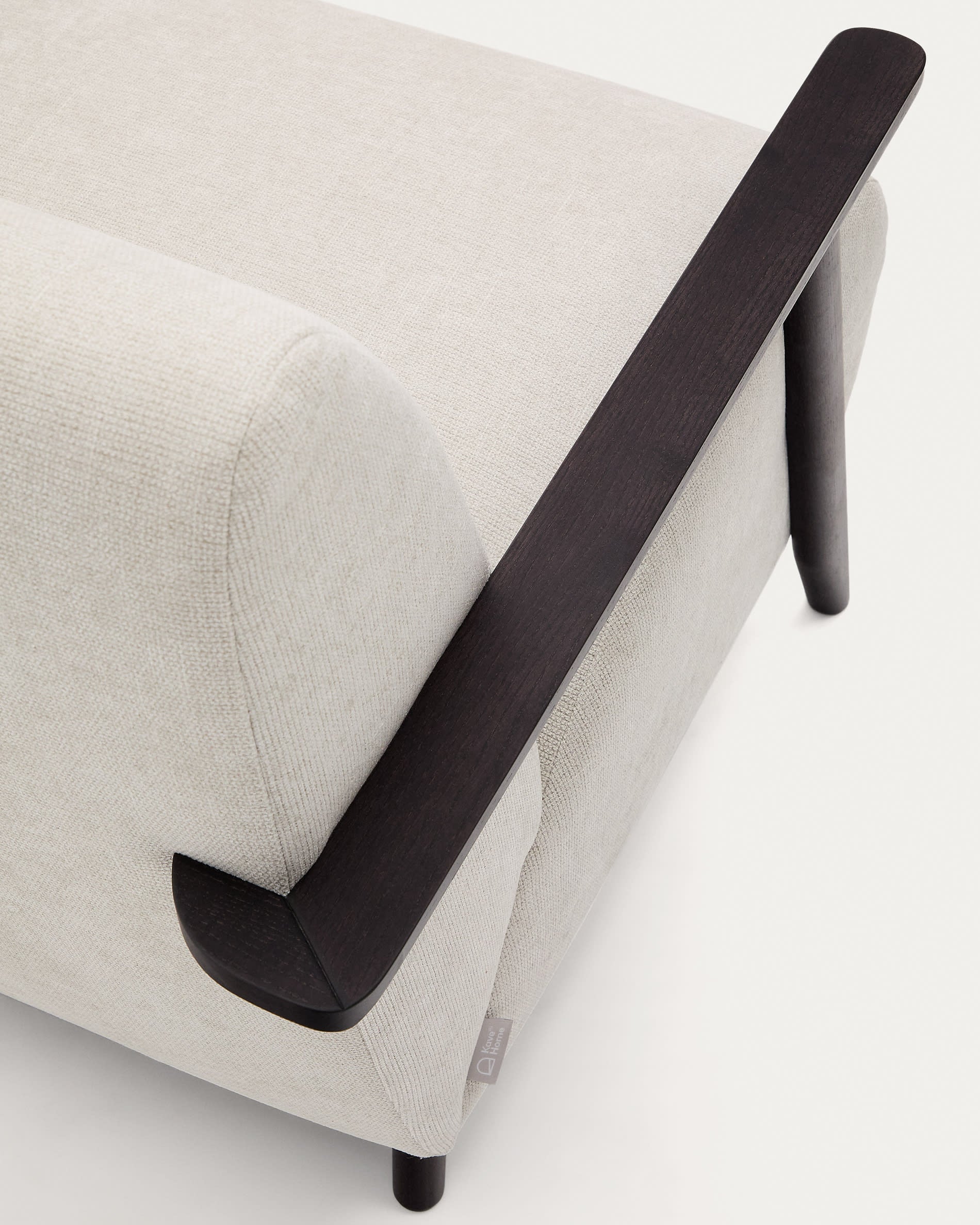 Sessel Meghan: Perlfarbenes Chenille, FSC-zertifiziertes Eschenholz mit Wenge-Finish, stilvoll, nachhaltig und komfortabel.