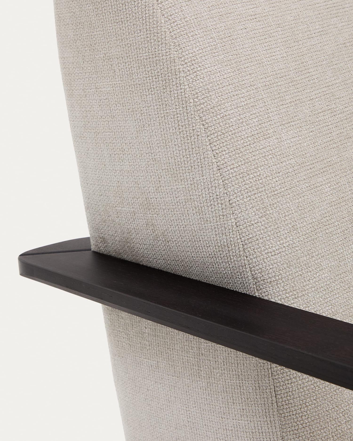 Eleganter Sessel Meghan: Perlfarbenes Chenille, FSC-zertifiziertes Eschenholz mit Wenge-Finish, stilvoll und umweltfreundlich.