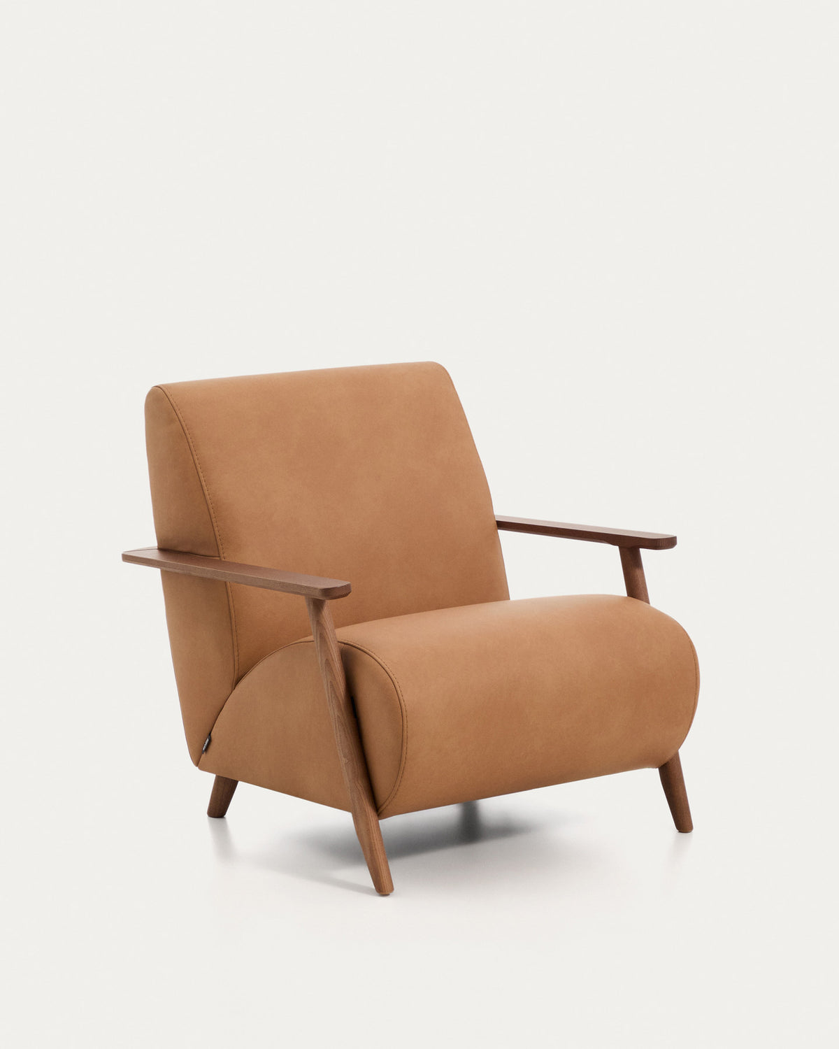 Sessel Meghan in braunem Leder mit massivem Eschenholz mit nussbaumfarbenem Finish, FSC Mix Credit in Braun präsentiert im Onlineshop von KAQTU Design AG. Sessel ist von Kave Home