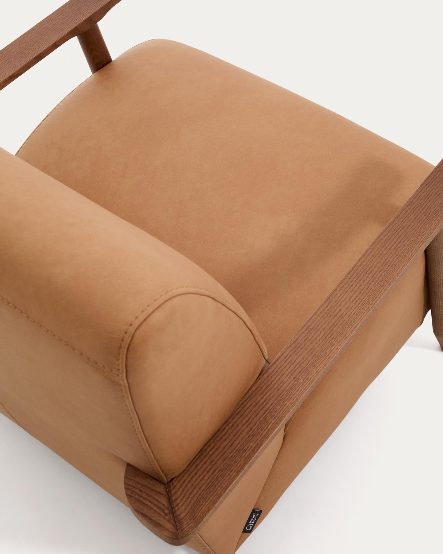 Sessel Meghan in braunem Leder mit massivem Eschenholz mit nussbaumfarbenem Finish, FSC Mix Credit in Braun präsentiert im Onlineshop von KAQTU Design AG. Sessel ist von Kave Home