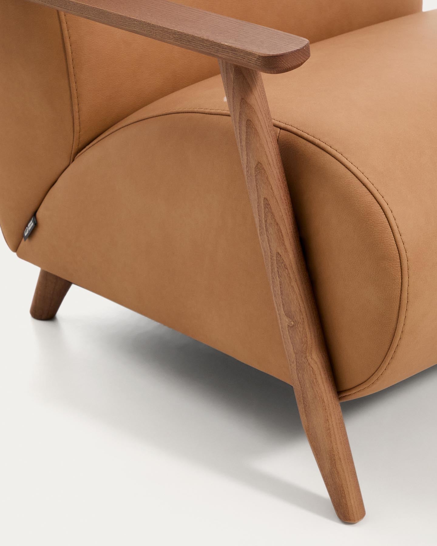 Sessel Meghan in braunem Leder mit massivem Eschenholz mit nussbaumfarbenem Finish, FSC Mix Credit in Braun präsentiert im Onlineshop von KAQTU Design AG. Sessel ist von Kave Home