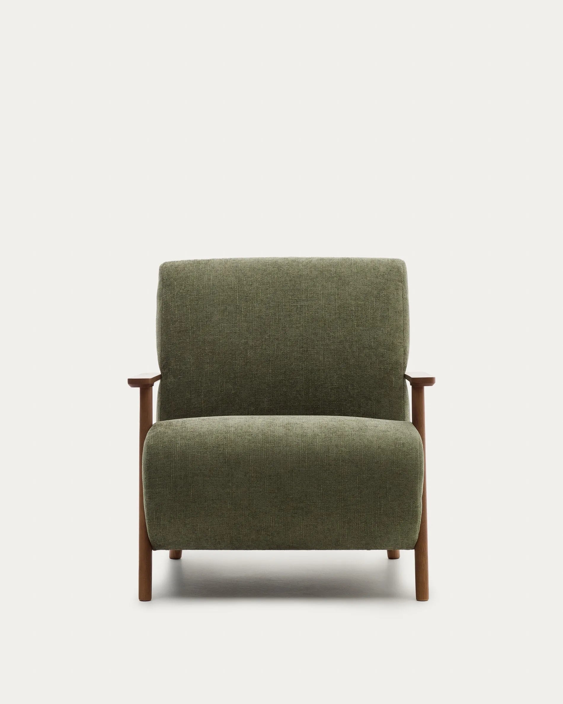 Eleganter Sessel mit grünem Chenille-Bezug und Eschenholzrahmen im Nussholzfinish, FSC-zertifiziert, für stilvollen Komfort.