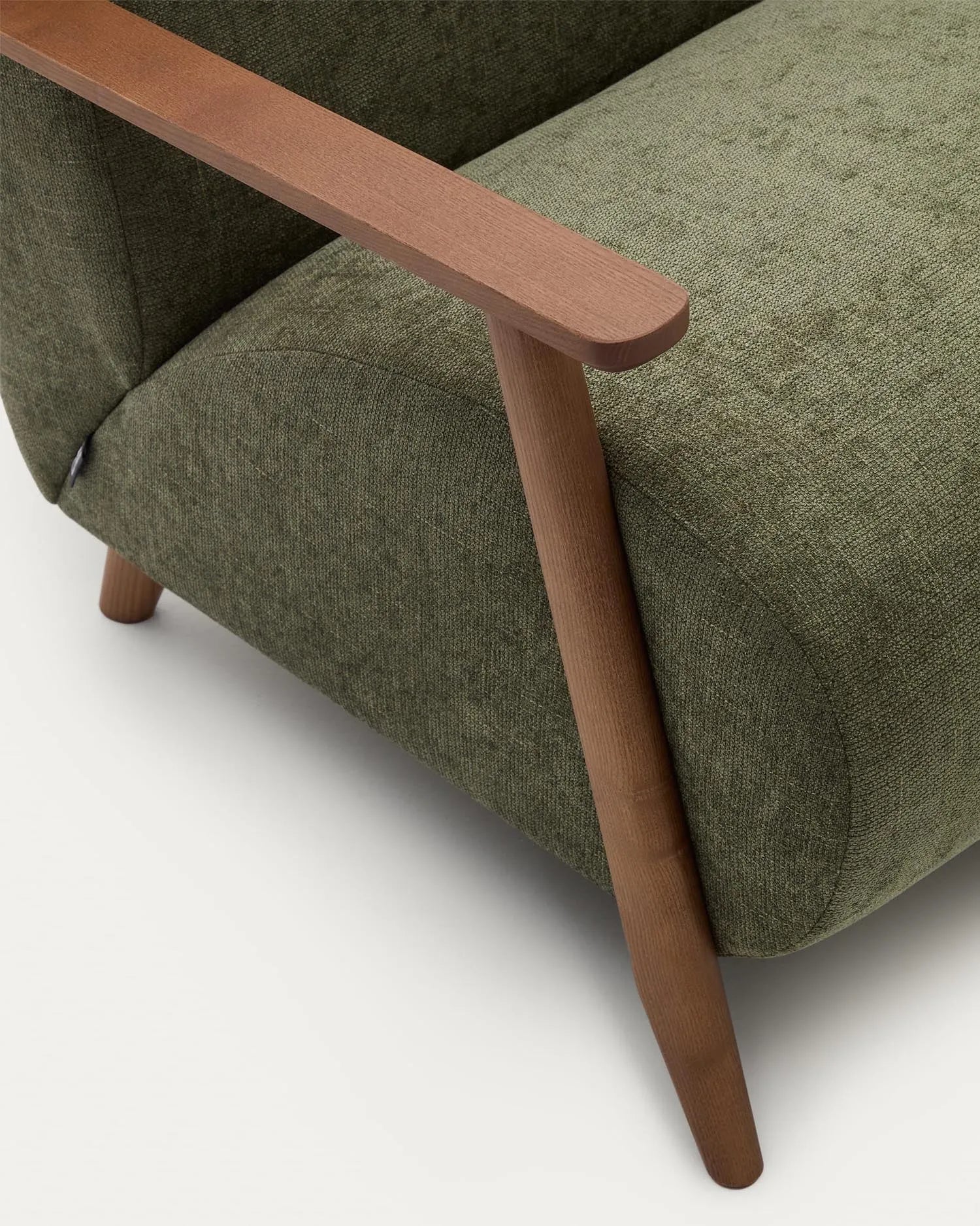 Eleganter Sessel mit grünem Chenille-Bezug und Eschenholzrahmen im Nussholzfinish, FSC-zertifiziert, für stilvollen Komfort.
