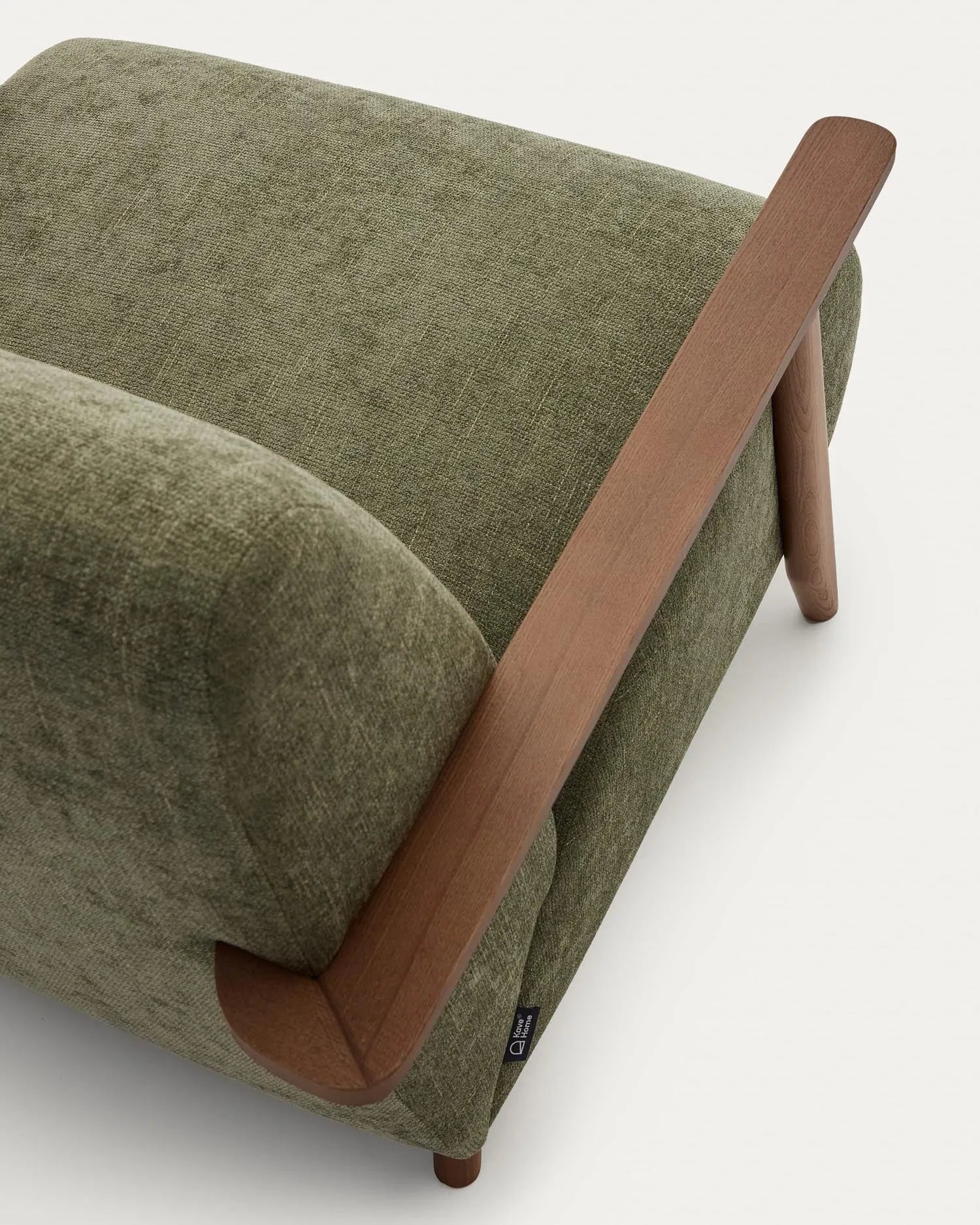 Eleganter Sessel mit grünem Chenille-Bezug und Eschenholzrahmen im Nussholzfinish, FSC-zertifiziert, für stilvollen Komfort.