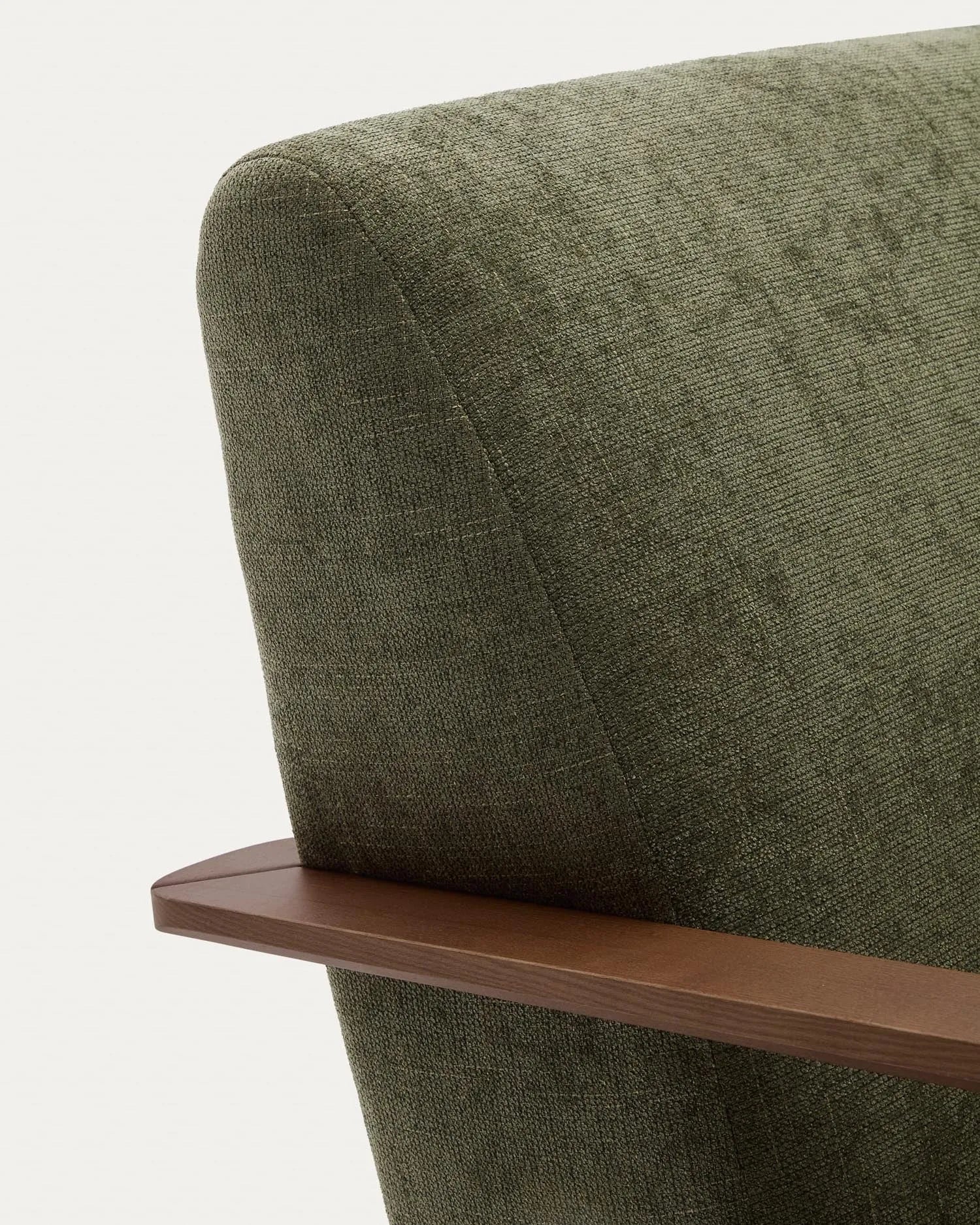 Eleganter Sessel mit grünem Chenille-Bezug und Eschenholzrahmen im Nussholzfinish, FSC-zertifiziert, für stilvollen Komfort.