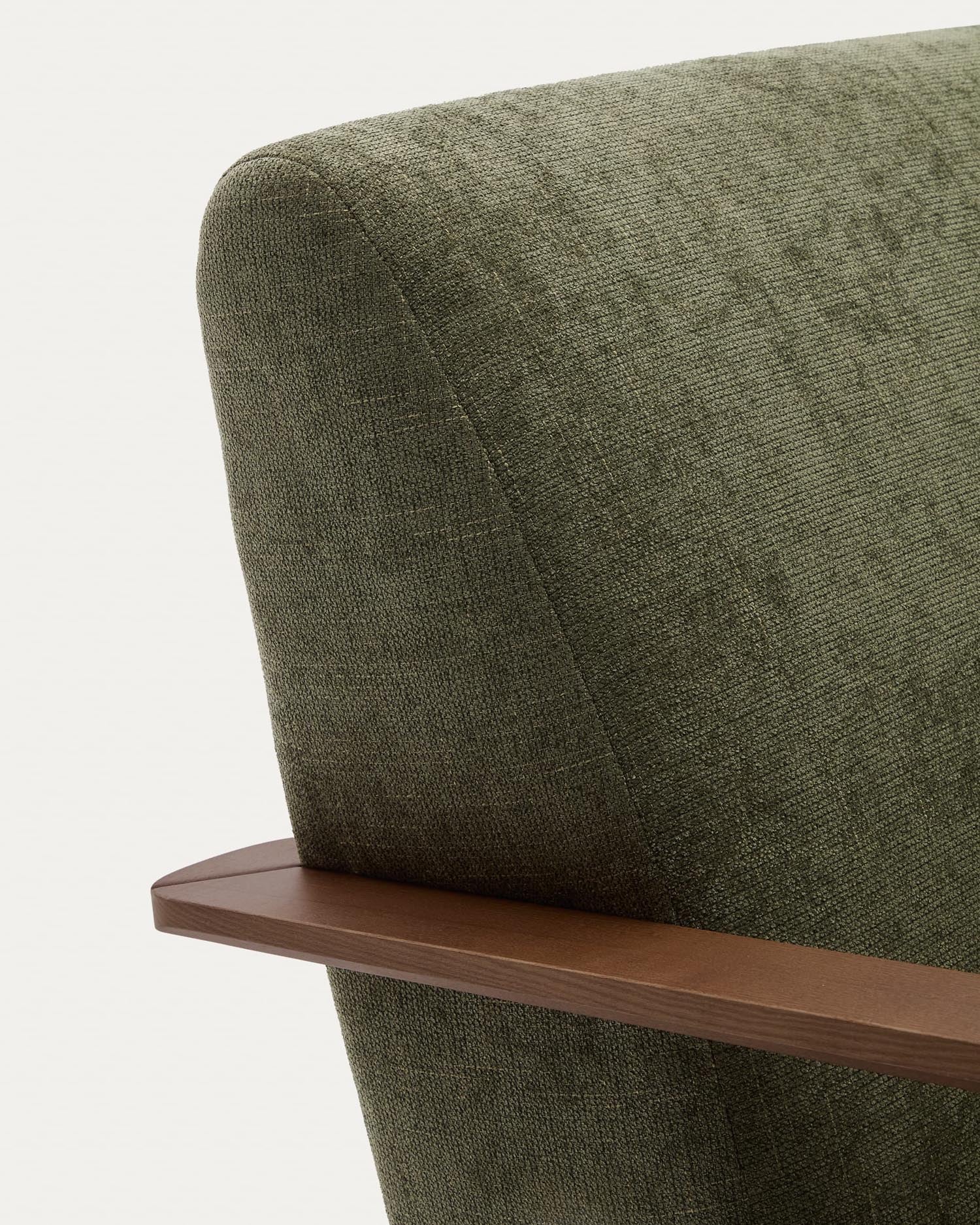 Erleben Sie den Meghan Sessel: Eleganter grüner Chenille-Stoff, massives Eschenholz und edles Nussholzfinish – perfekt für Ihr Zuhause.