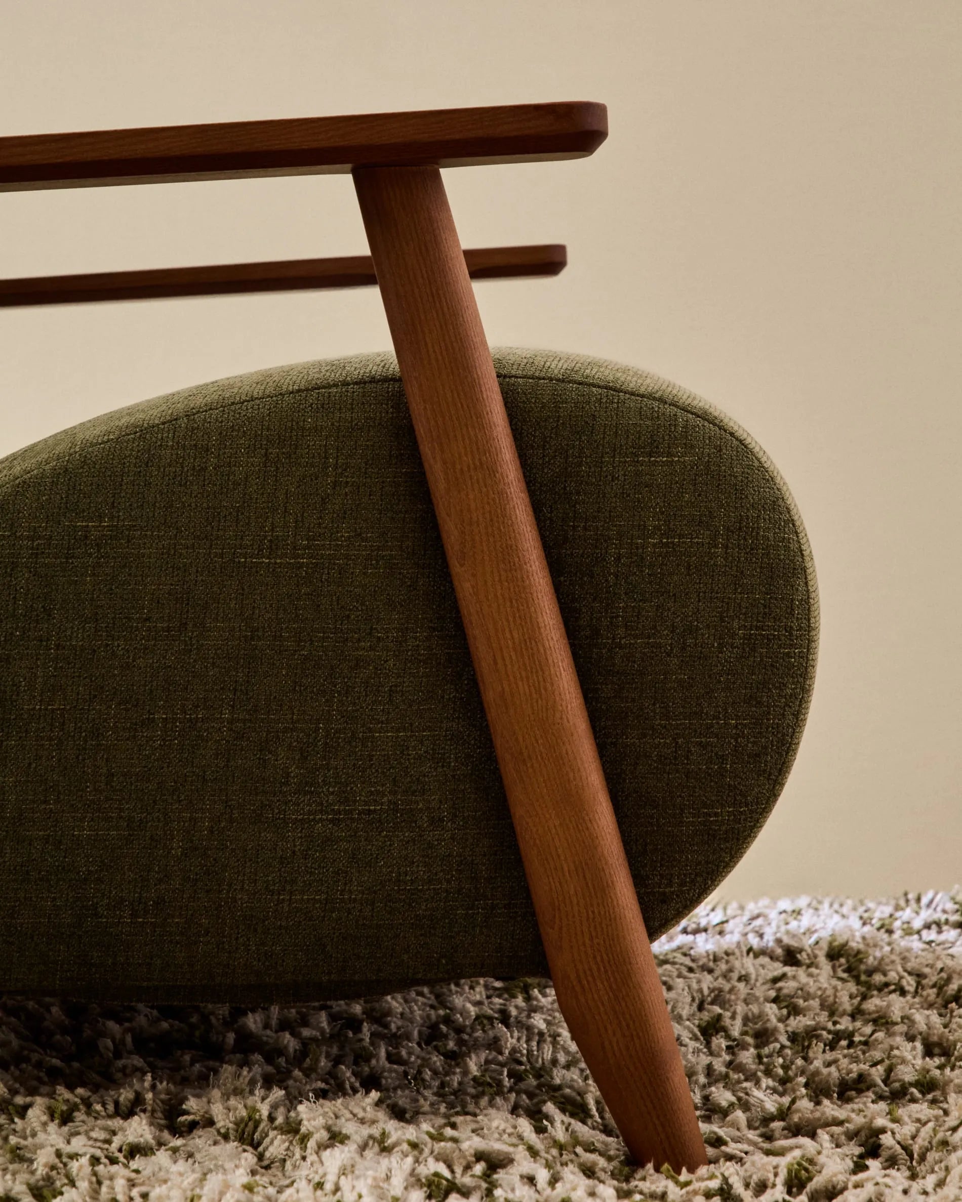 Eleganter Sessel mit grünem Chenille-Bezug und Eschenholzrahmen im Nussholzfinish, FSC-zertifiziert, für stilvollen Komfort.