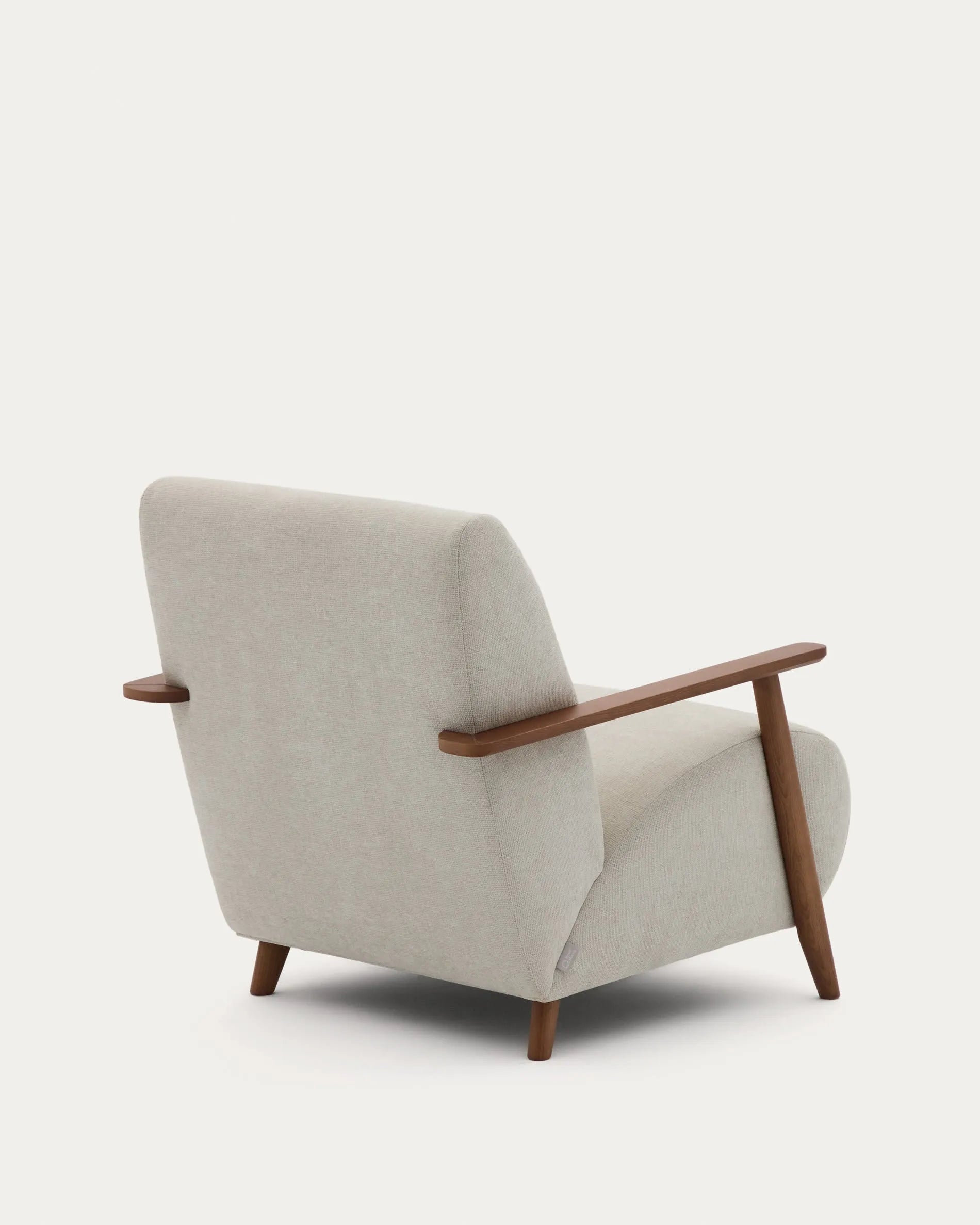 Eleganter Sessel mit perlfarbenem Chenille und Eschenholz in Nussholzfinish, FSC-zertifiziert, für stilvolles Wohnen.