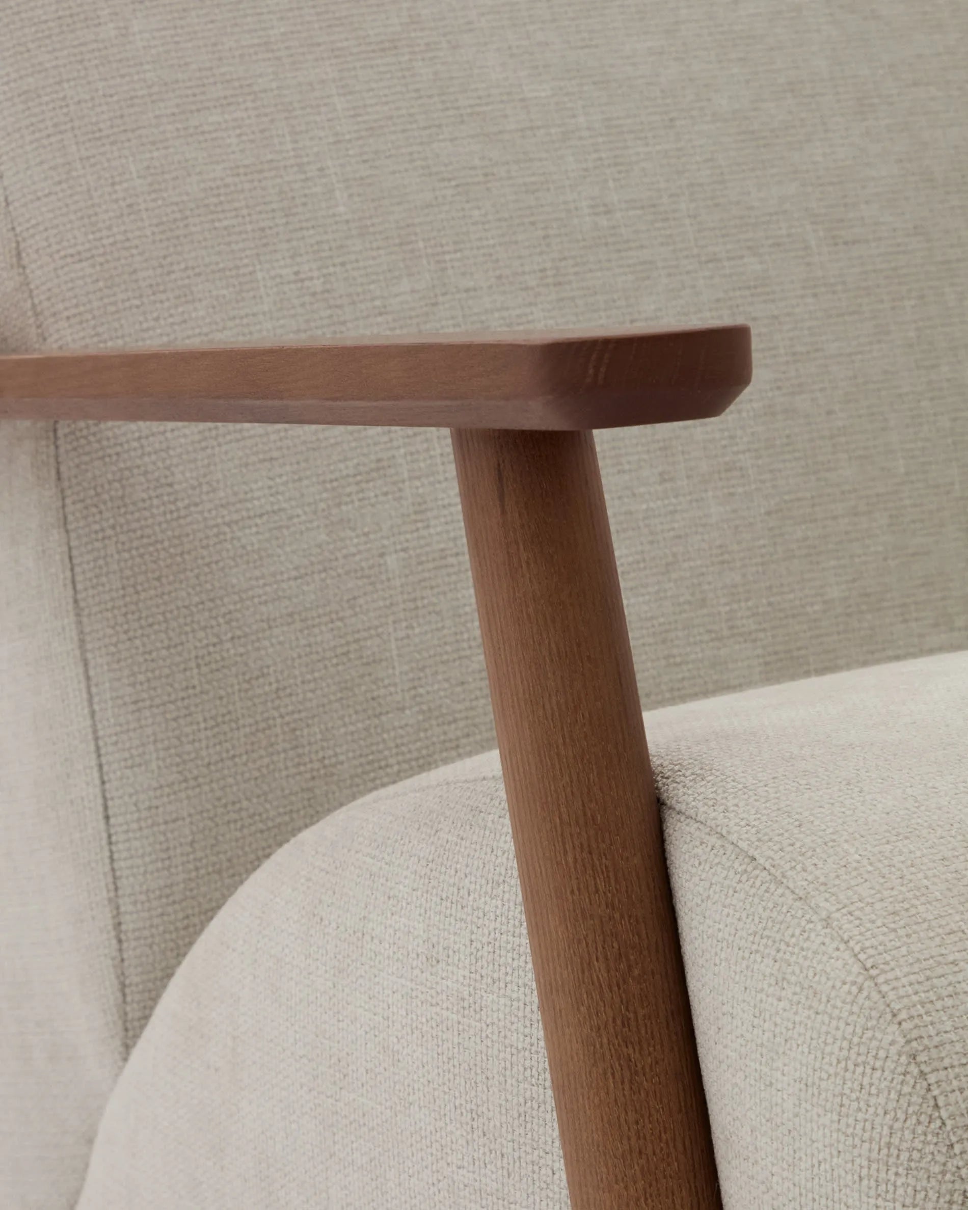 Eleganter Sessel mit perlfarbenem Chenille und Eschenholz in Nussholzfinish, FSC-zertifiziert, für stilvolles Wohnen.