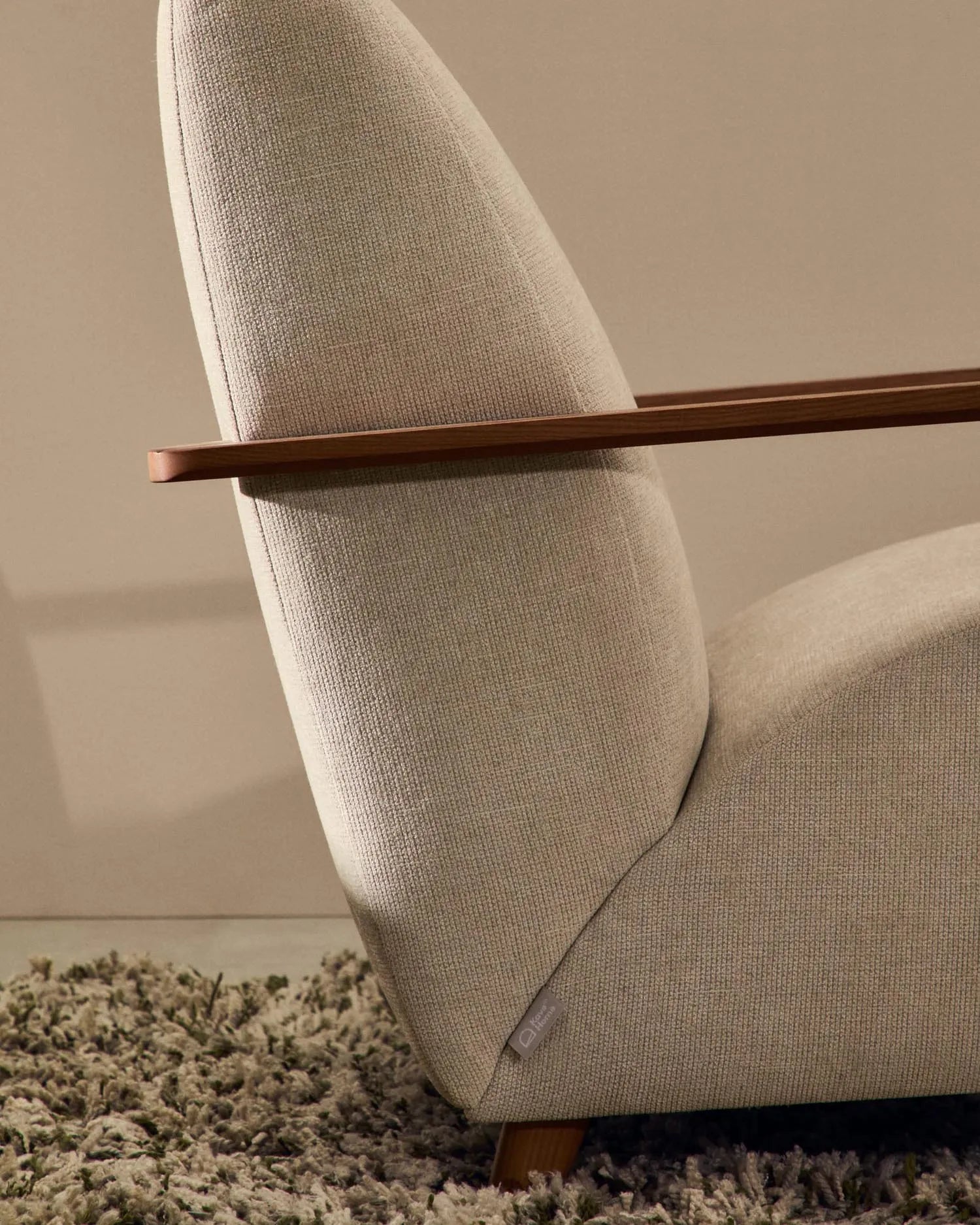 Eleganter Sessel mit perlfarbenem Chenille und Eschenholz in Nussholzfinish, FSC-zertifiziert, für stilvolles Wohnen.
