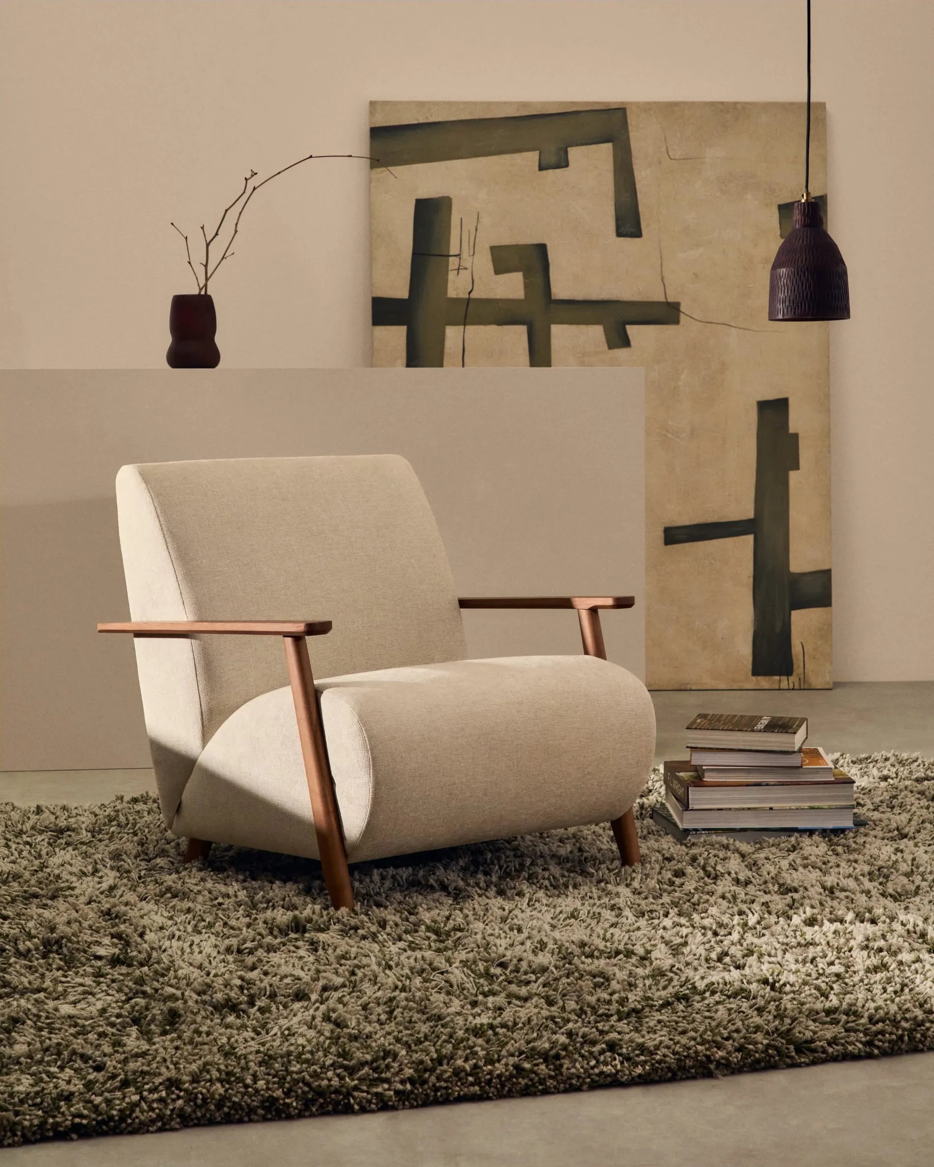 Eleganter Sessel mit perlfarbenem Chenille und Eschenholz in Nussholzfinish, FSC-zertifiziert, für stilvolles Wohnen.