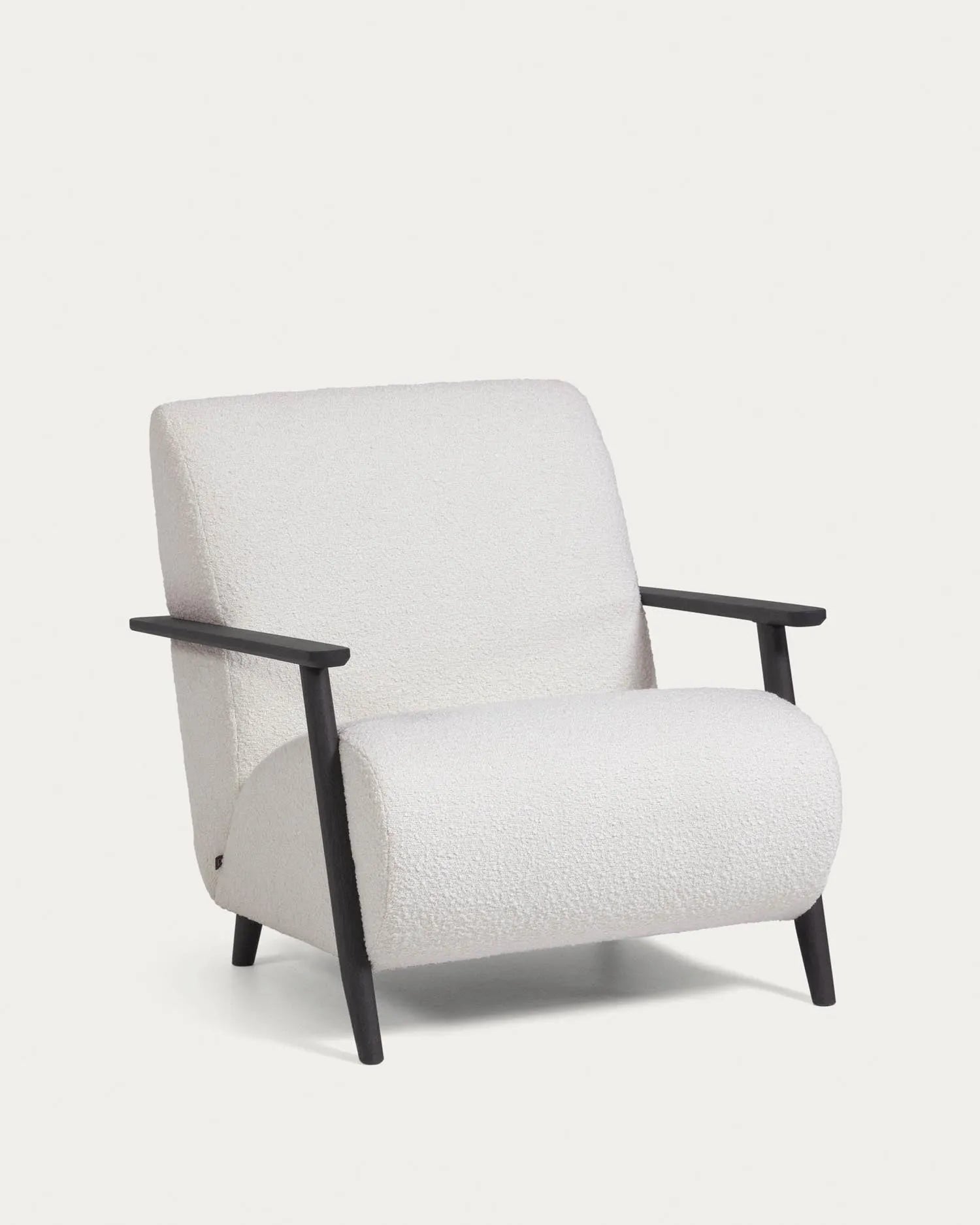Meghan Sessel mit Bouclé-Bezug in Weiß und Beine aus massiver Esche mit Wenge-Finish FSC Mix Credit in Weiss präsentiert im Onlineshop von KAQTU Design AG. Sessel ist von Kave Home
