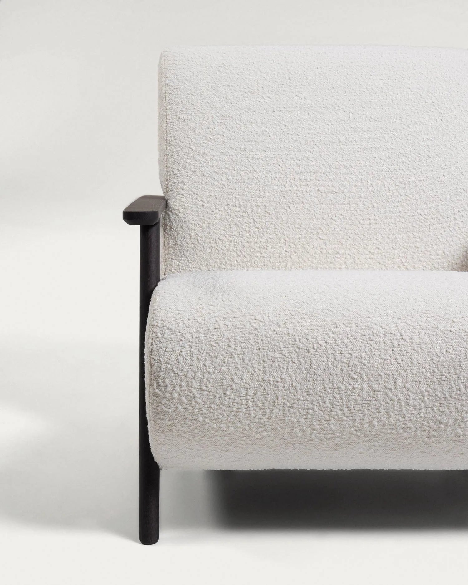 Meghan Sessel mit Bouclé-Bezug in Weiß und Beine aus massiver Esche mit Wenge-Finish FSC Mix Credit in Weiss präsentiert im Onlineshop von KAQTU Design AG. Sessel ist von Kave Home