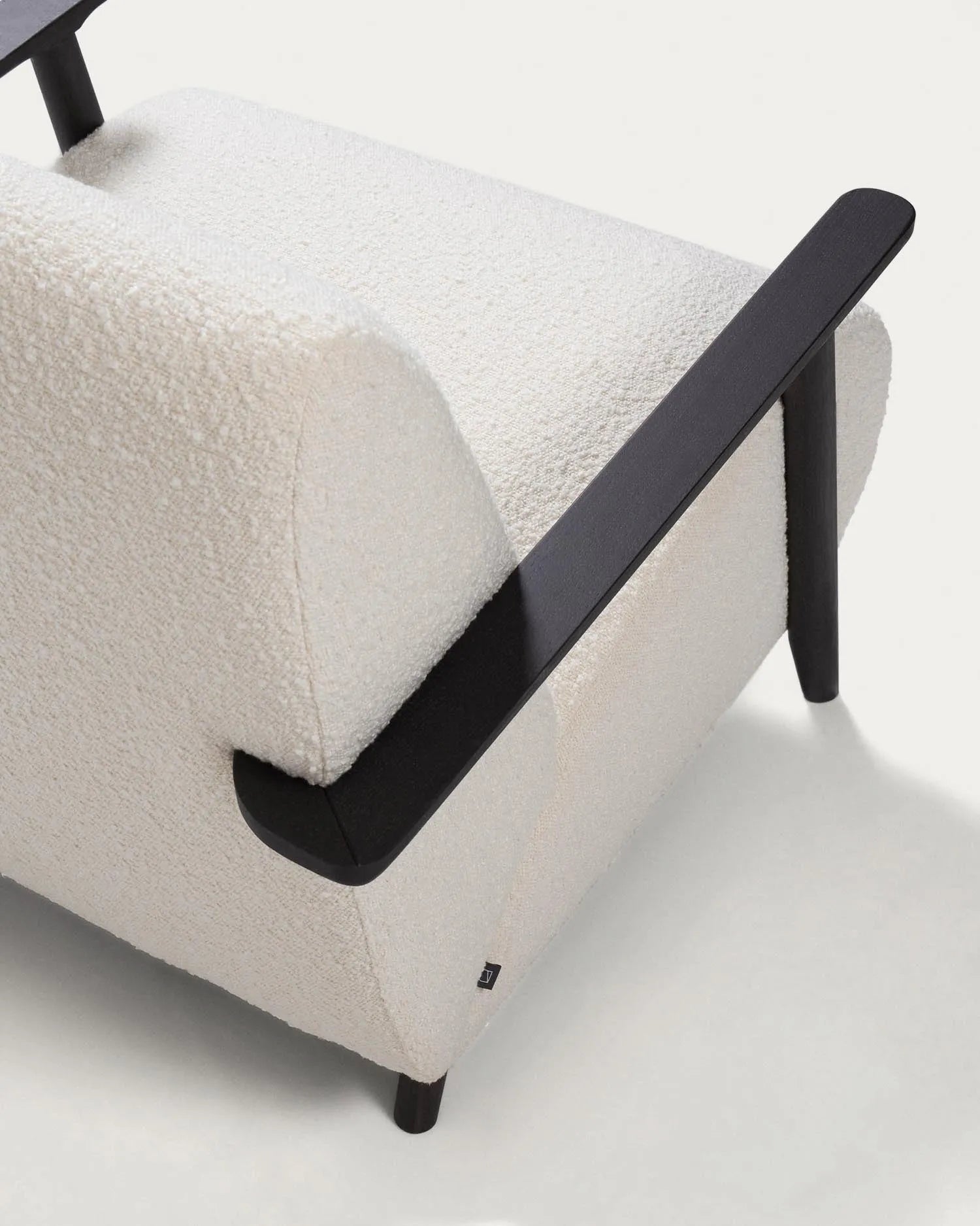 Meghan Sessel mit Bouclé-Bezug in Weiß und Beine aus massiver Esche mit Wenge-Finish FSC Mix Credit in Weiss präsentiert im Onlineshop von KAQTU Design AG. Sessel ist von Kave Home